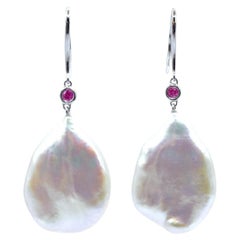 Orecchini con perle Keshi rosa e rubini con gancio francese in oro bianco 18 carati