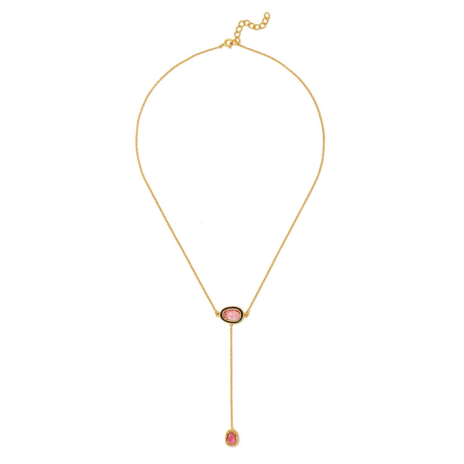 Le pendentif T en émail avec diamant et tourmaline rose présente une tourmaline rose dans une monture en émail noir brillant. Une chaîne en T de 3 pouces suspend une tourmaline rose sertie de diamants.

- La longueur de la chaîne est de 14 pouces