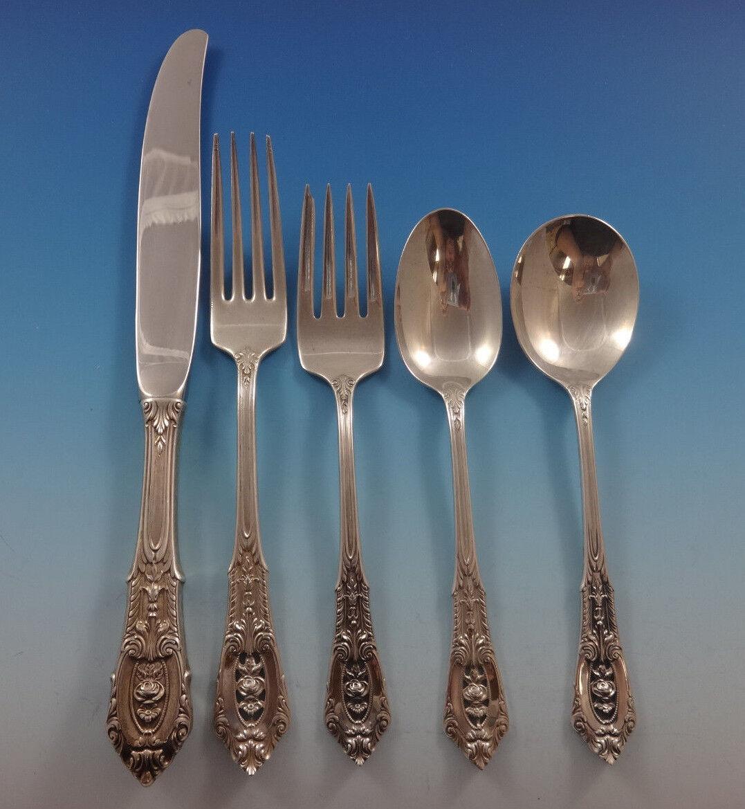 Dieses Besteck aus Sterlingsilber von Rose Point zeichnet sich durch filigrane Durchbrüche und brillante Handwerkskunst aus und wird mit Sicherheit zu einem wertvollen Familienerbstück. Das Design aus silberner Spitze und einer schwebenden Rose