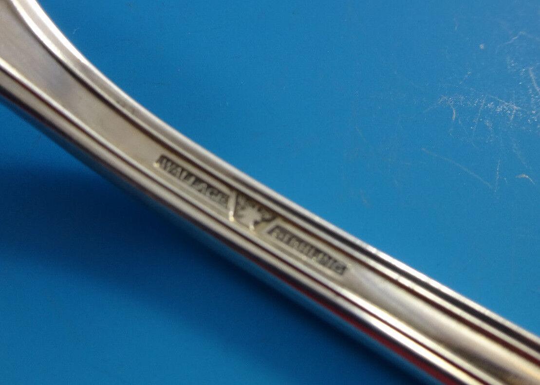 Intricati piercing e una brillante lavorazione artigianale definiscono queste posate in argento sterling Rose Point, che diventeranno un prezioso cimelio di famiglia. Il disegno di un pizzo argentato e di una rosa fluttuante tra profonde volute e