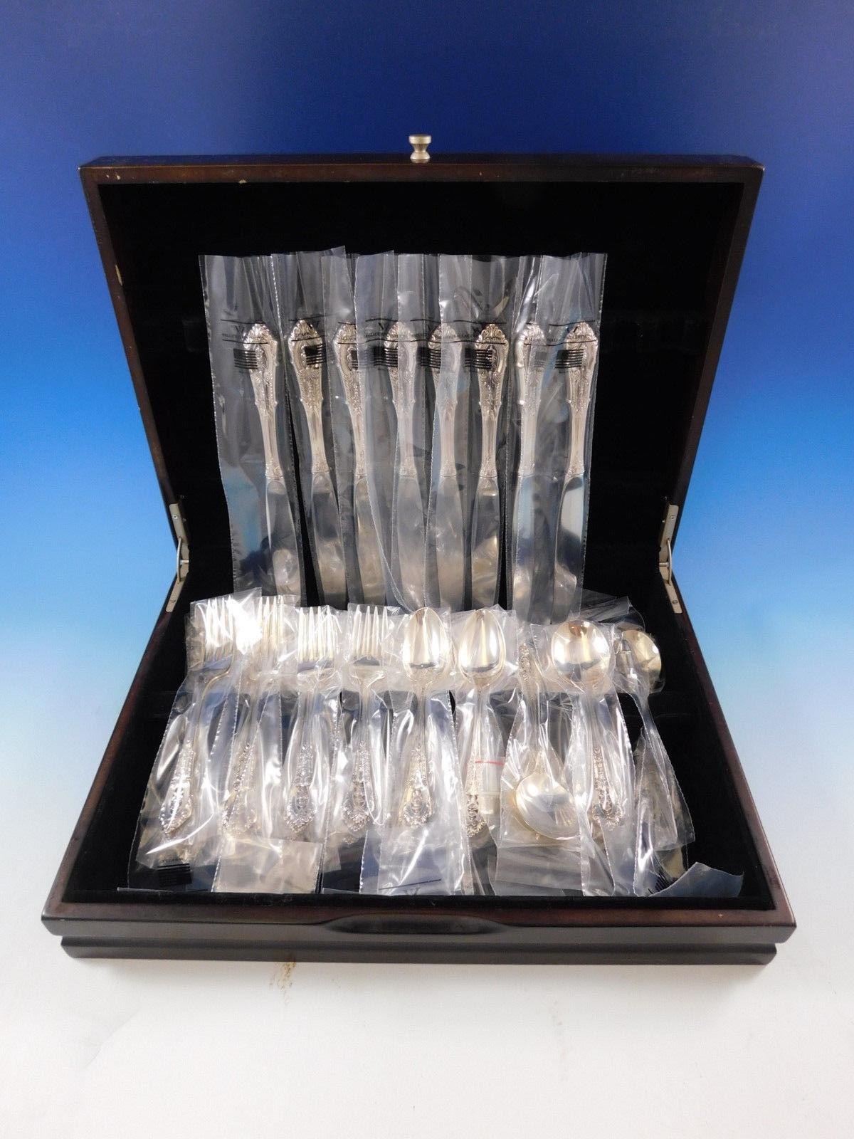 New, unused rose point by Wallace sterling silver flatware set 42 pieces. This set includes:

Eight knives, 9 1/8