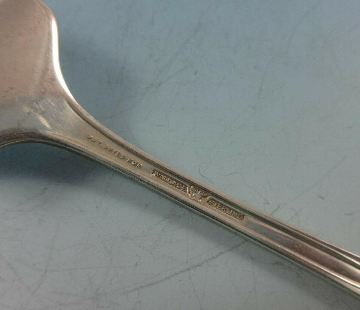 Intricati piercing e una brillante lavorazione artigianale definiscono queste posate in argento sterling Rose Point, che diventeranno un prezioso cimelio di famiglia. Il disegno di un pizzo argentato e di una rosa fluttuante tra profonde volute e