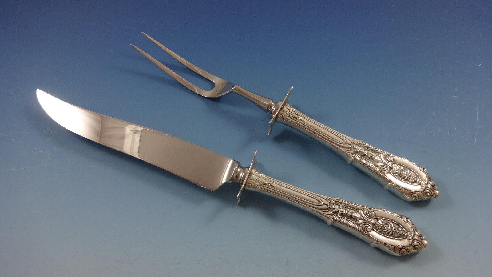 Intricati piercing e una brillante lavorazione artigianale definiscono queste posate in argento sterling Rose Point, che diventeranno un prezioso cimelio di famiglia. Il disegno di un pizzo argentato e di una rosa fluttuante tra profonde volute e