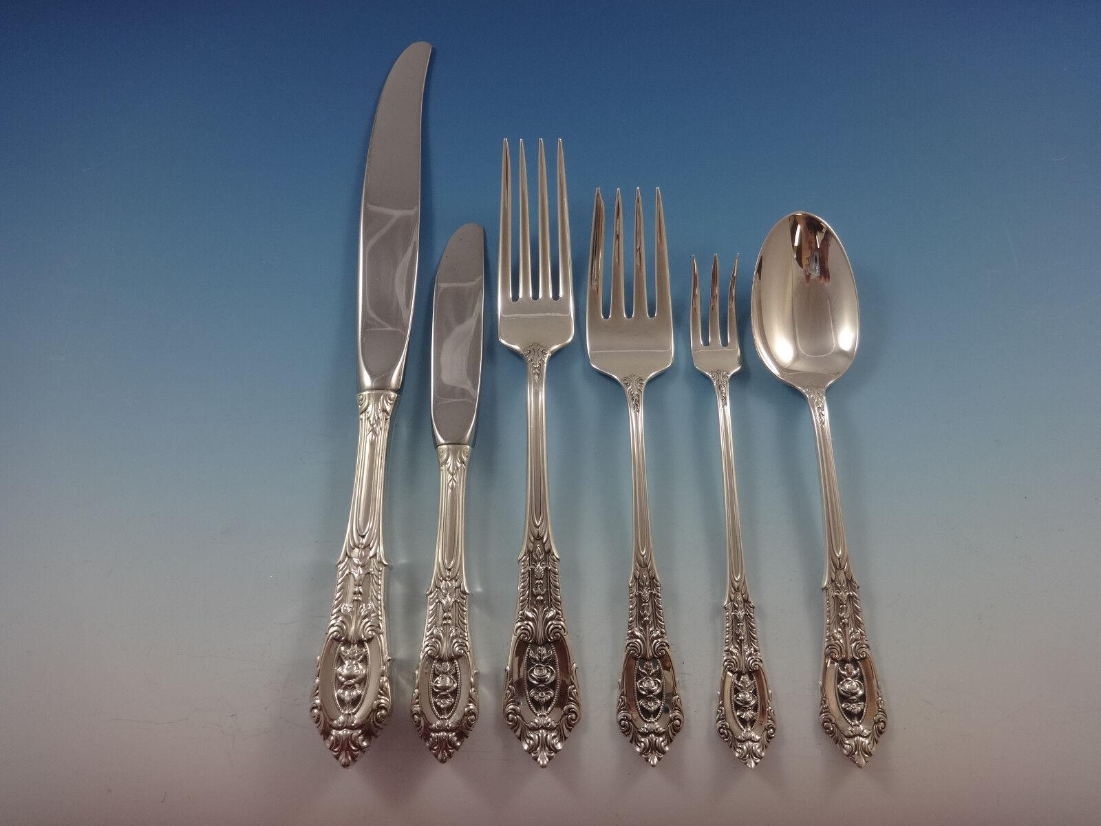 Intricati piercing e una brillante lavorazione artigianale definiscono queste posate in argento sterling Rose Point, che diventeranno un prezioso cimelio di famiglia. Il disegno di un pizzo argentato e di una rosa fluttuante tra profonde volute e
