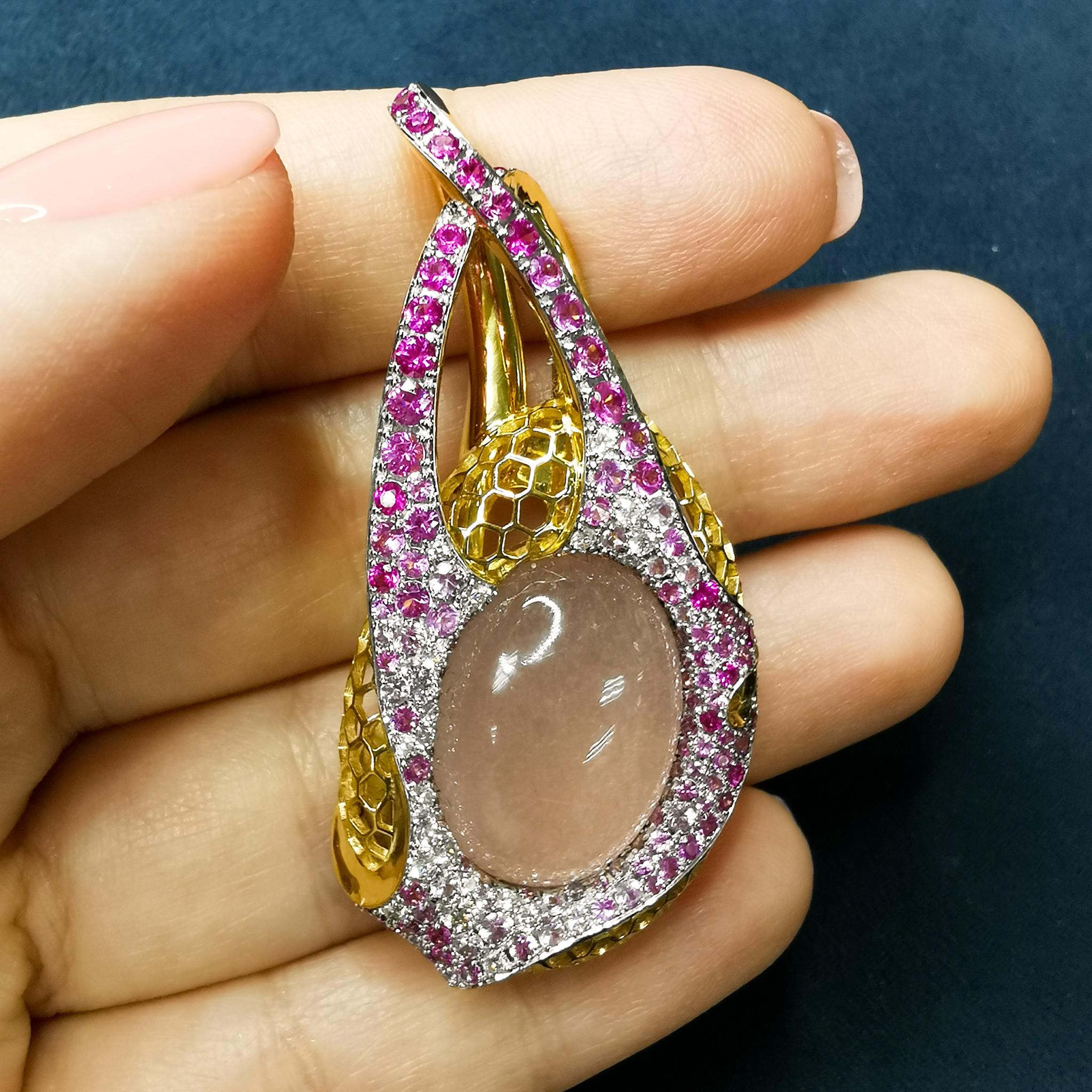Contemporary Rose Quartz 16.23 Carat Diamonds Pink Sapphires 18 Karat Yellow Gold Pendant For Sale