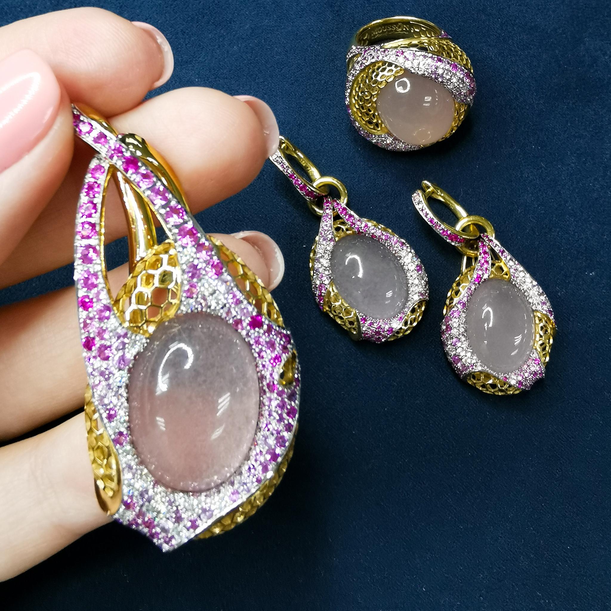 Rose Quartz 16.23 Carat Diamonds Pink Sapphires 18 Karat Yellow Gold Pendant For Sale 1
