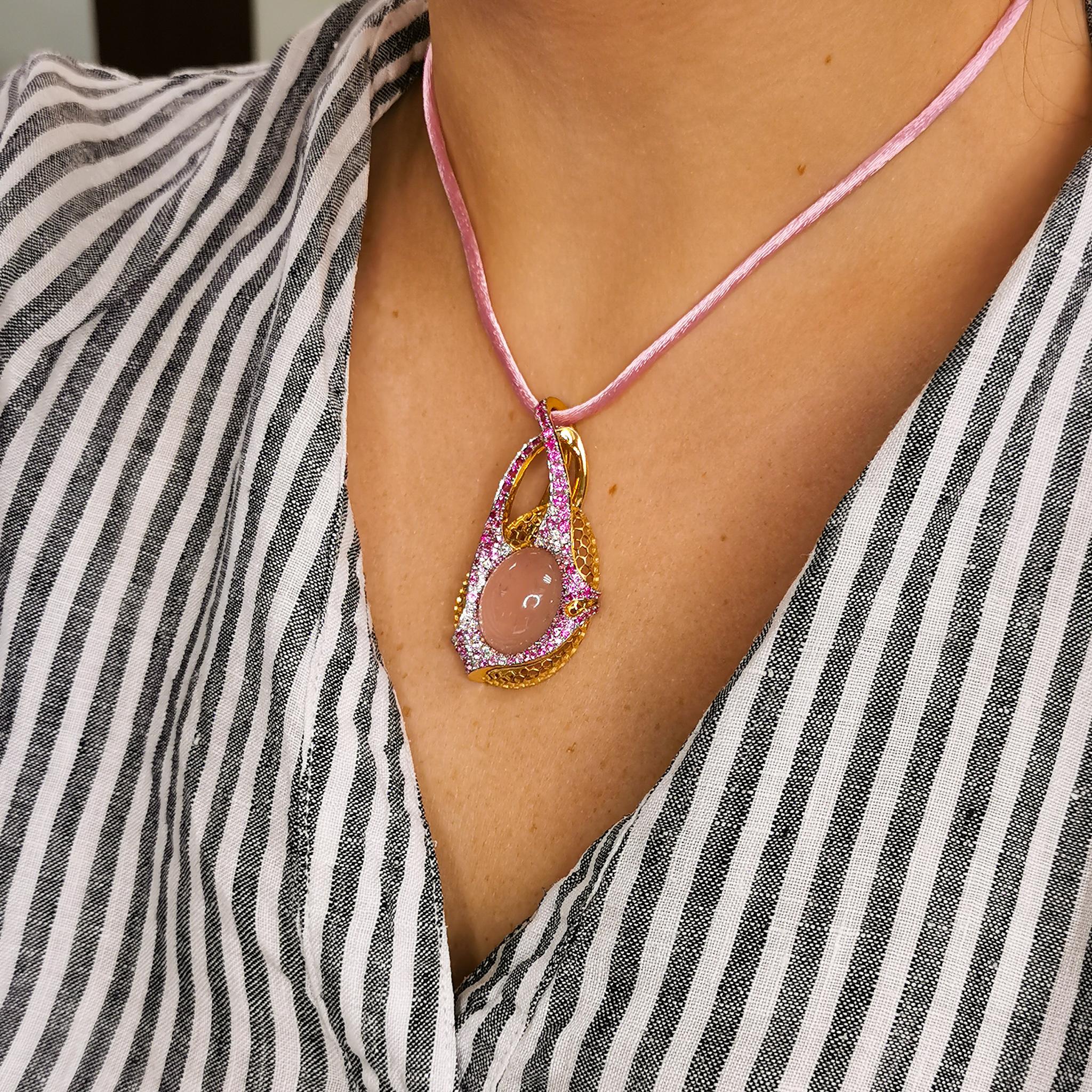 Rose Quartz 16.23 Carat Diamonds Pink Sapphires 18 Karat Yellow Gold Pendant For Sale 3