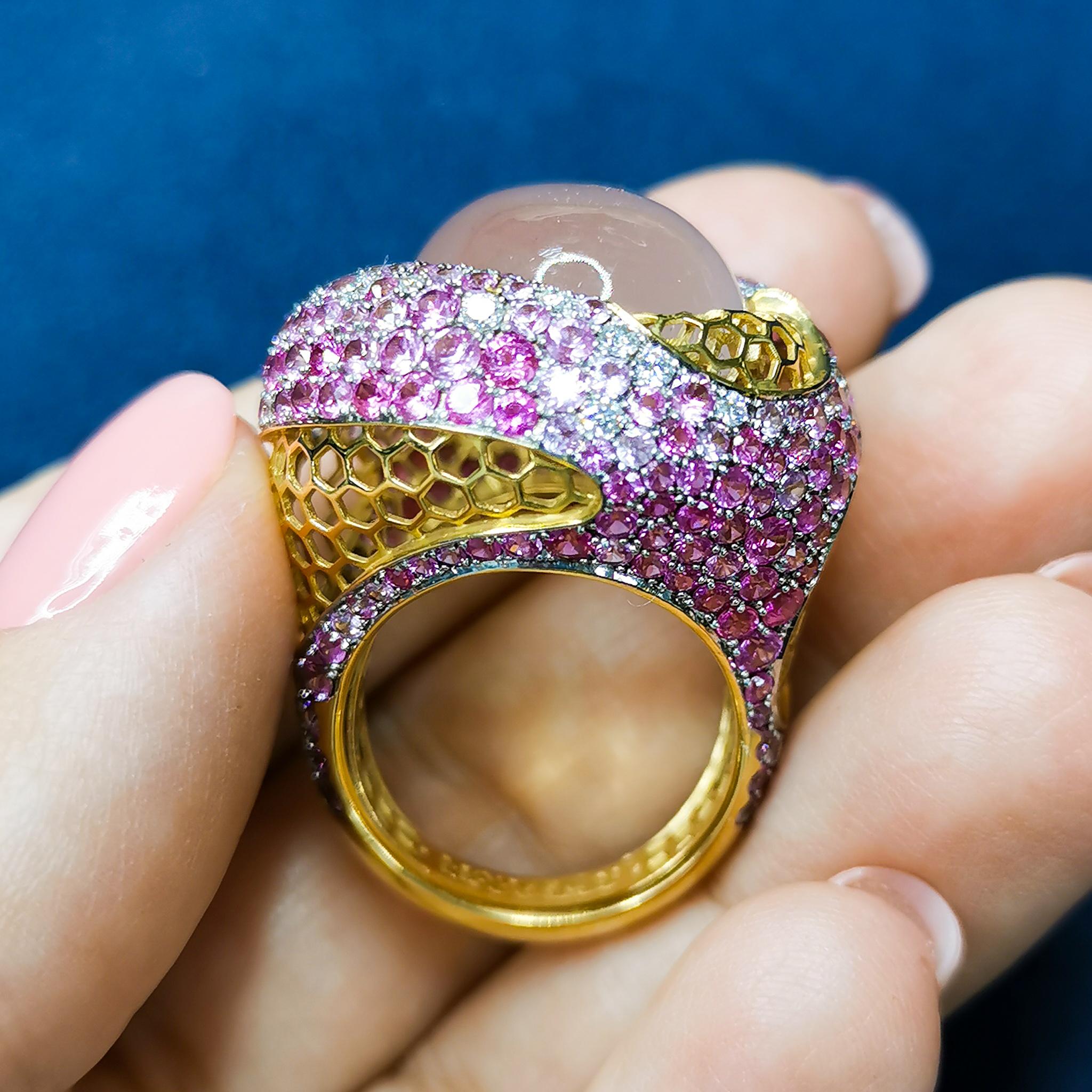 Contemporary Rose Quartz 17.04 Carat Diamonds Pink Sapphires 18 Karat Yellow Gold Ring For Sale