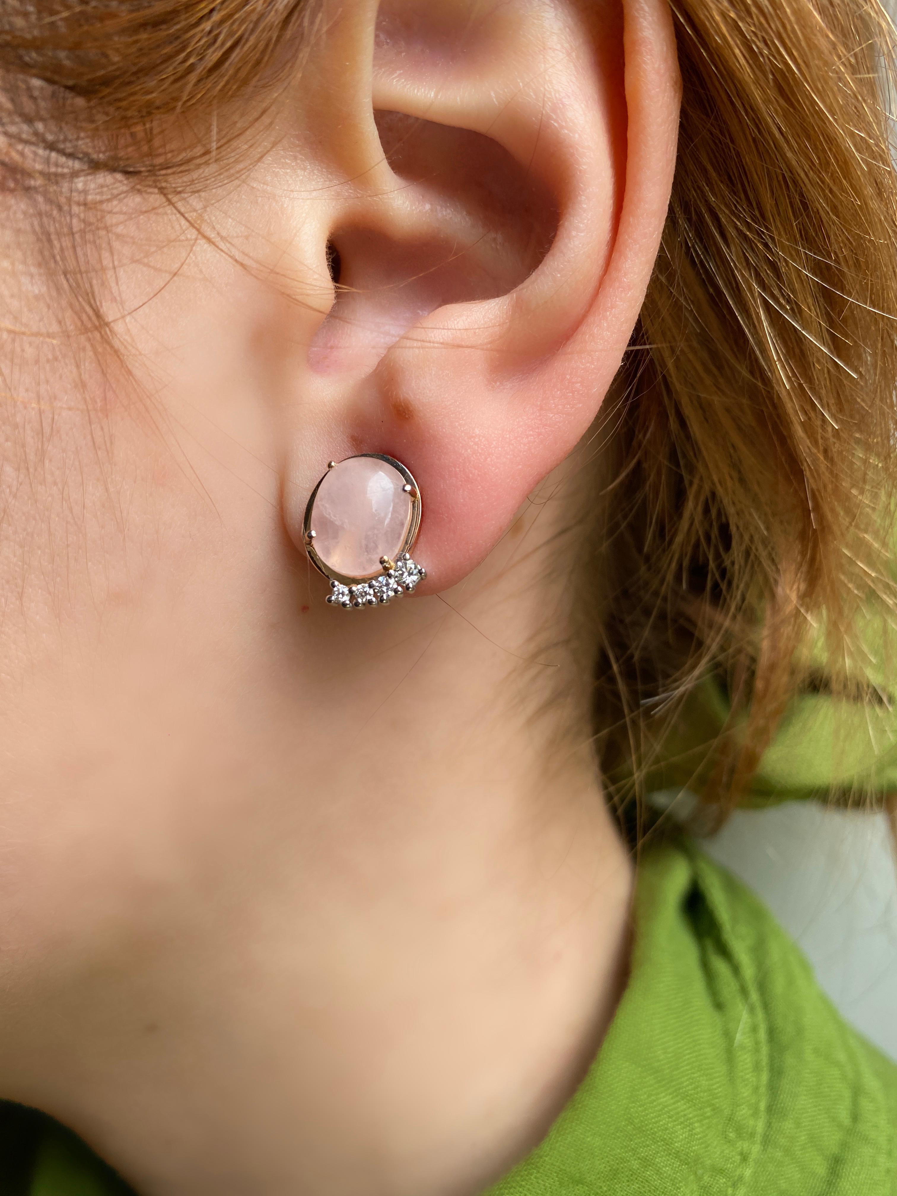 La Collection'S di Rossella Ugolini presenta uno splendido paio di orecchini a perno realizzati a mano e creati con maestria in oro rosa a 18 carati. Ogni orecchino presenta un bellissimo quarzo rosa ovale tagliato a cabochon, una pietra rosa chiaro