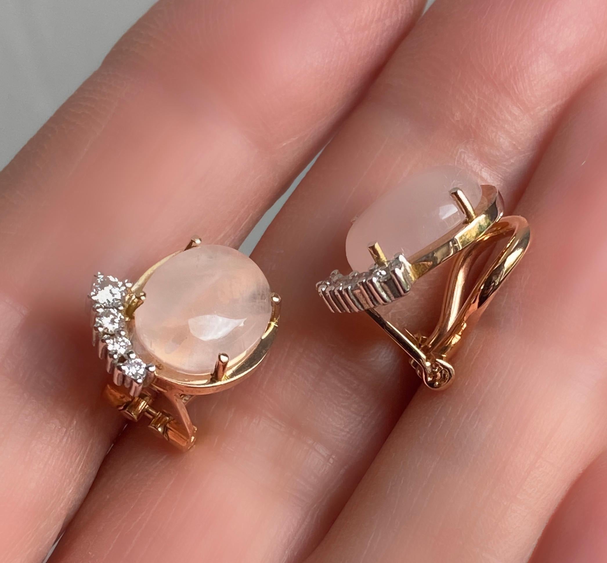 Cabochon Orecchino di quarzo rosa in oro 18k con 0,22 carati di diamanti bianchi, fatto a mano e con design a perno in vendita