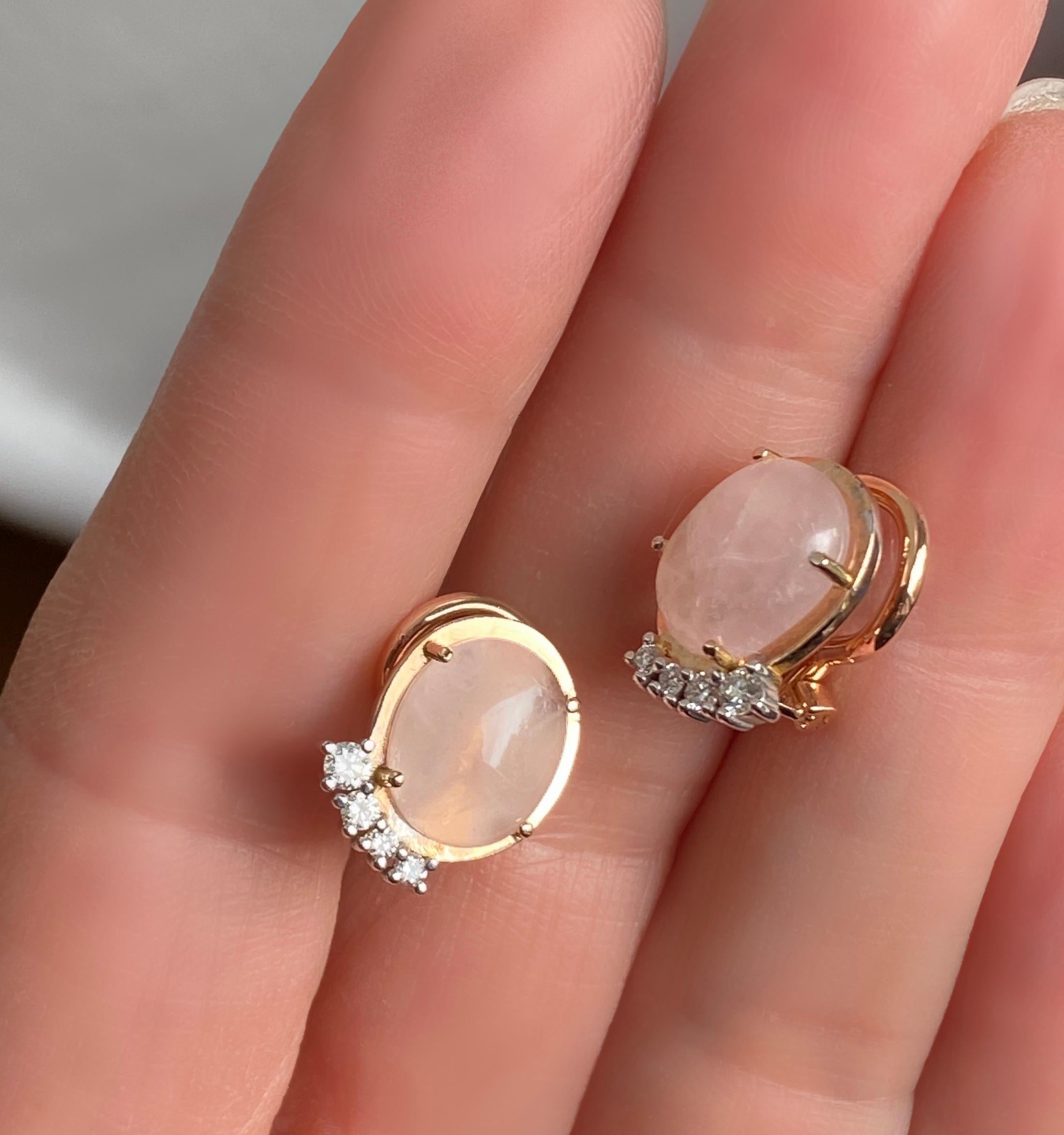 Orecchino di quarzo rosa in oro 18k con 0,22 carati di diamanti bianchi, fatto a mano e con design a perno In condizioni Nuovo in vendita a Rome, IT