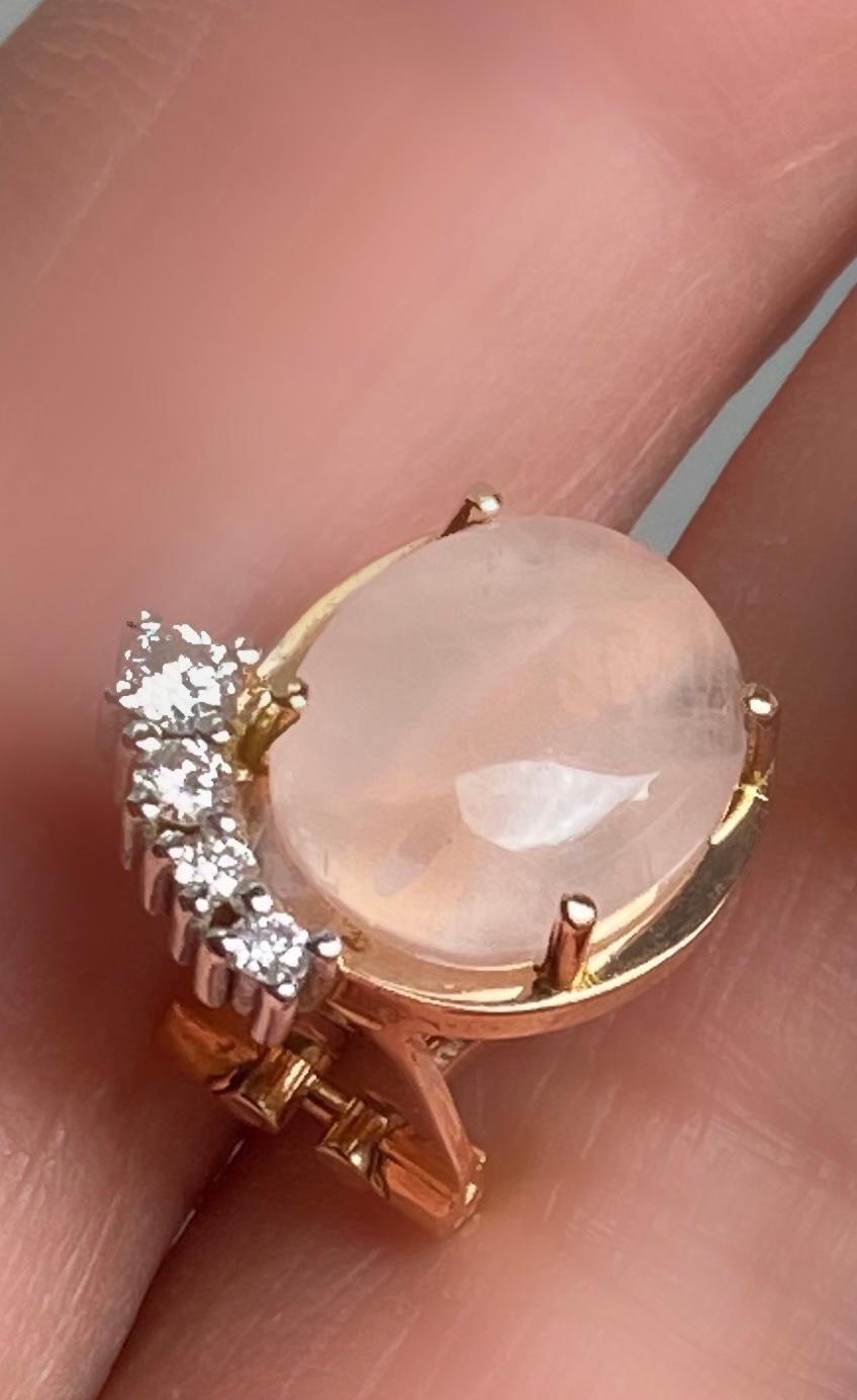 Orecchino di quarzo rosa in oro 18k con 0,22 carati di diamanti bianchi, fatto a mano e con design a perno in vendita 2