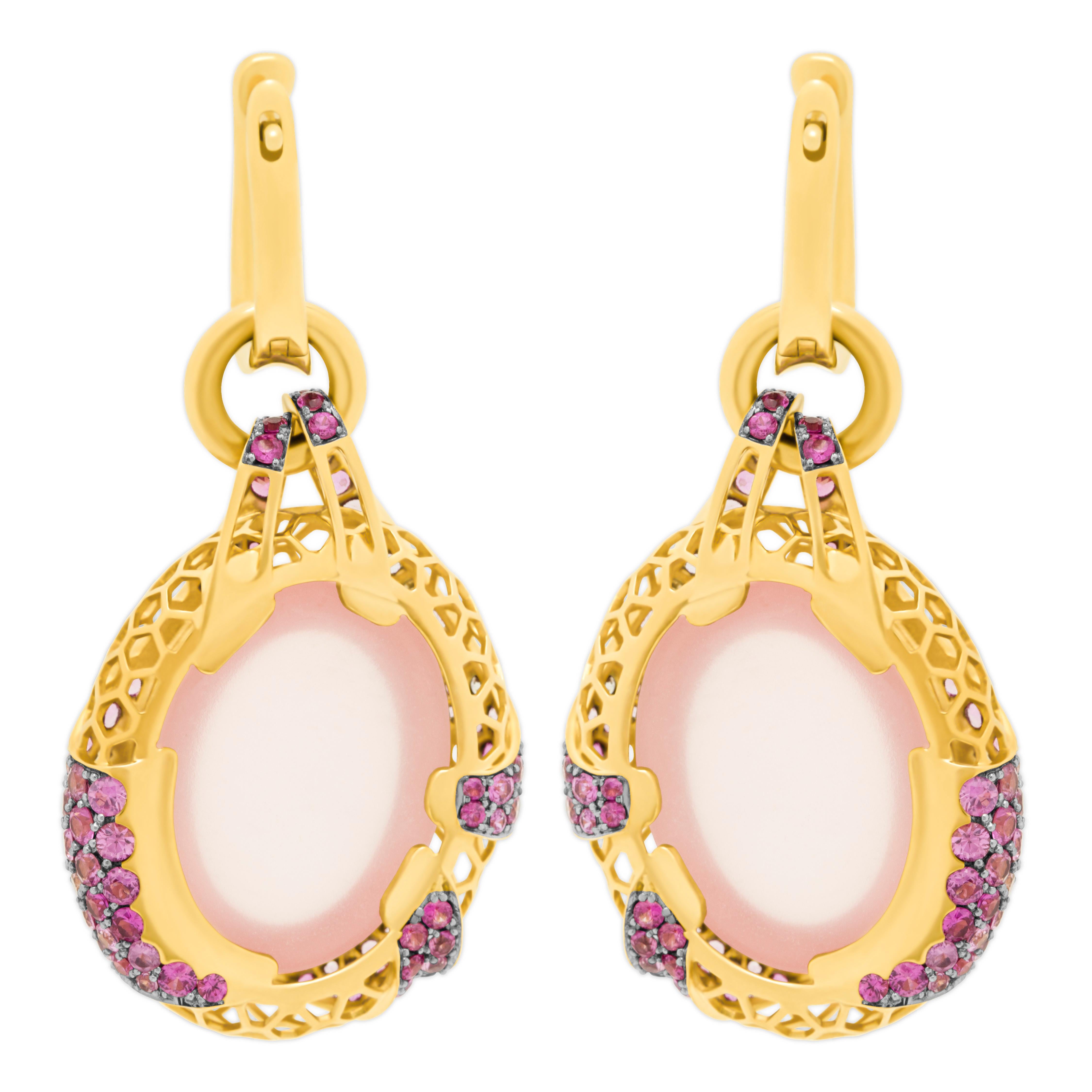 Rose Quartz 33.34 Carat Diamonds Pink Sapphires 18 Karat Yellow Gold Earrings
What kind of patterns has not been created by nature. Honeycomb is one of them. Take a look at our 18 Karat Yellow Gold Earrings from the New Age collection, it perfectly