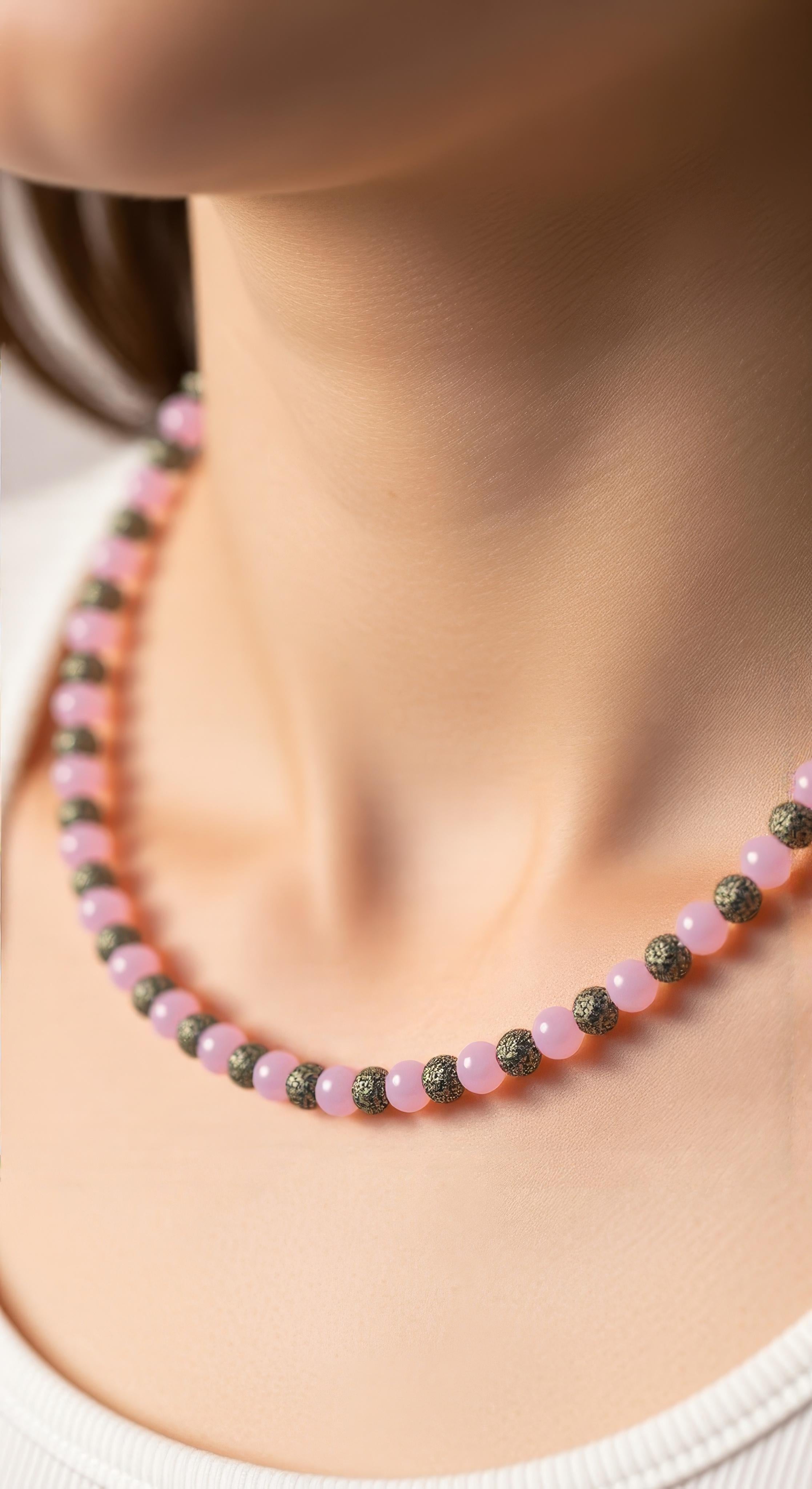 Scopri questa squisita collana di quarzo rosa e diaspro dalmata, un pezzo senza tempo che unisce la bellezza naturale a una lussuosa lavorazione artigianale. 

Realizzata a mano con precisione, questa nuova collana presenta perle da 10 mm di quarzo