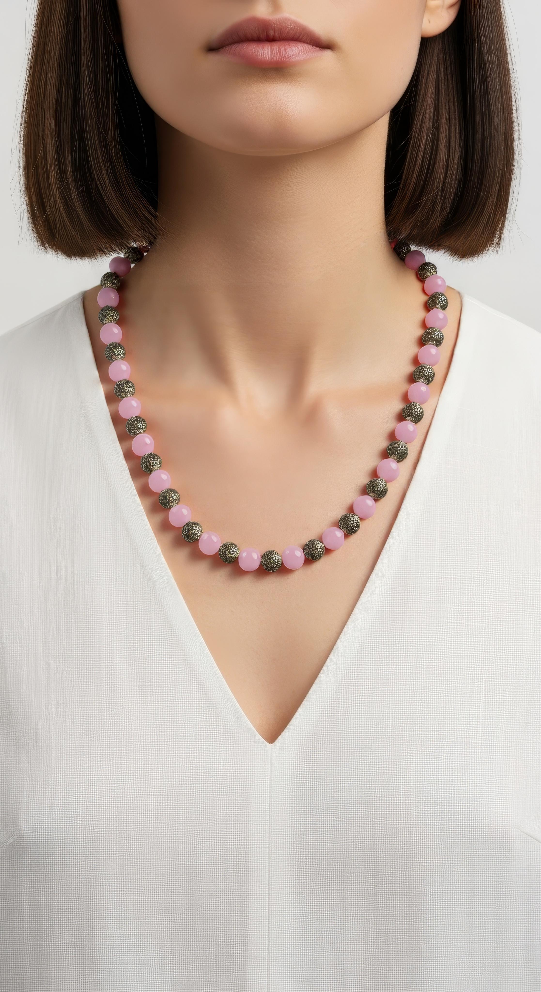 Moderno Collana di quarzo rosa e diaspro dalmata con perline e chiusura in oro 14k in vendita