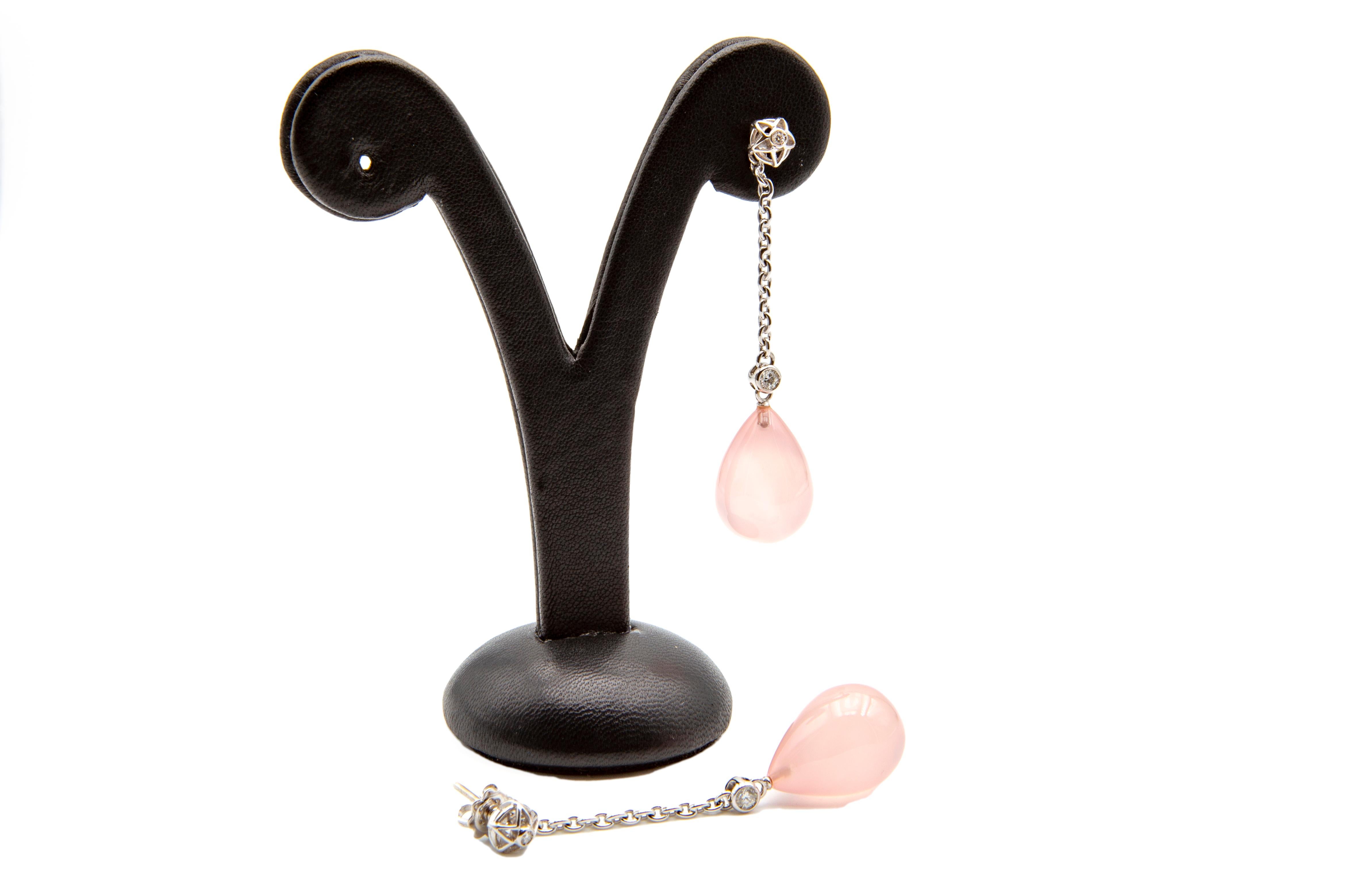 These modern gorgeous long swinging earrings are handcrafted in 18K white gold, rose quartz and diamonds.
0,20 Carat Diamonds - Quartz drops (20x15 mm)
