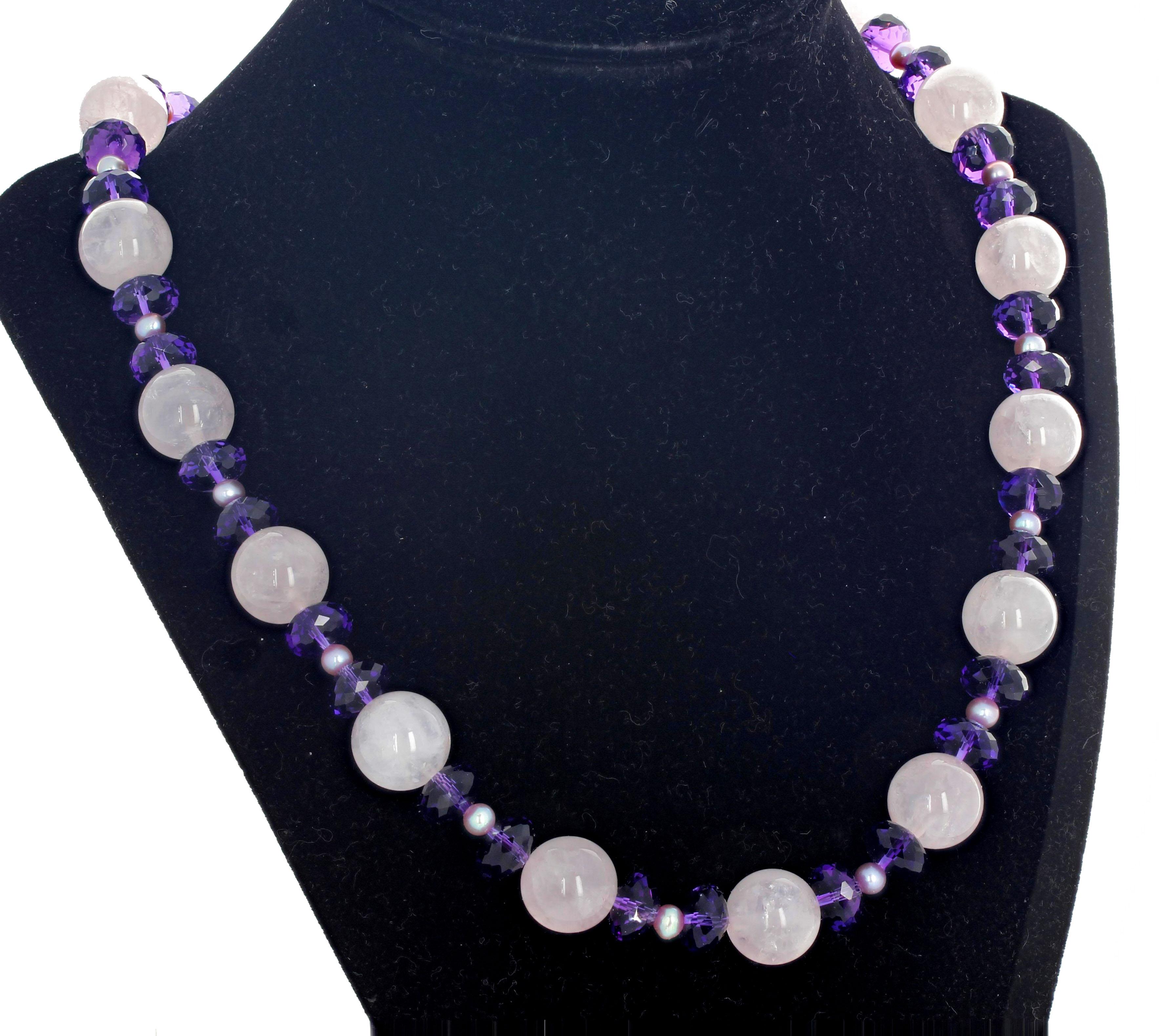 Quarzo rosa naturale traslucido e delicatamente rosa chiaro - 14 mm -  impreziosito da grandi rondelle scintillanti di Ametista vera tagliate a scacchiera - 10,2 mm -.  e bellissime perle rotonde naturali coltivate color lavanda chiaro - 5 mm -