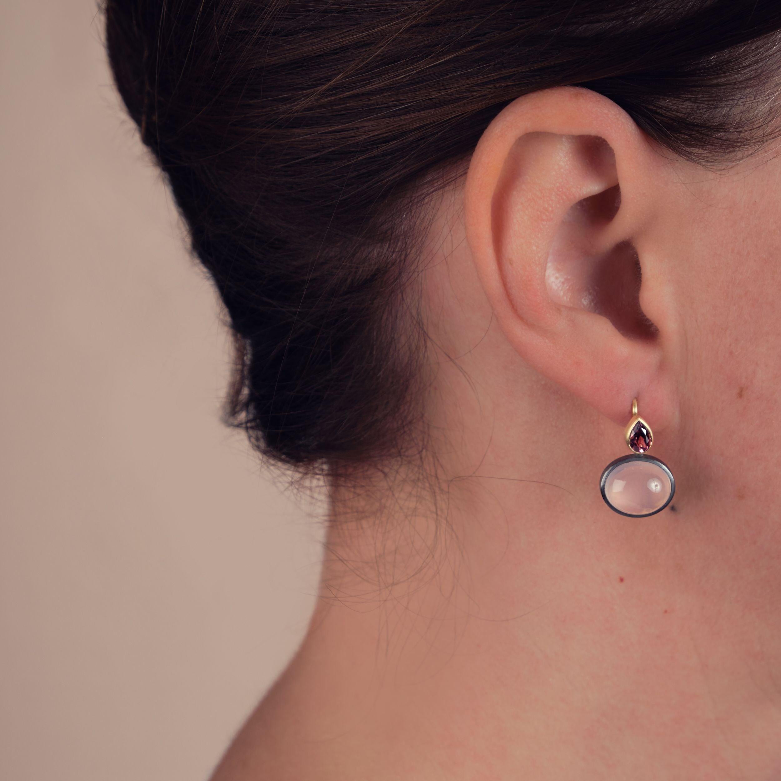 Ces boucles d'oreilles percées très contemporaines en quartz rose, grenat rhodolite, or 18 carats et argent sterling oxydé ont été conçues et fabriquées par la bijoutière londonienne Lucy Martin. Lucy crée des bijoux d'art avec un sens unique de la