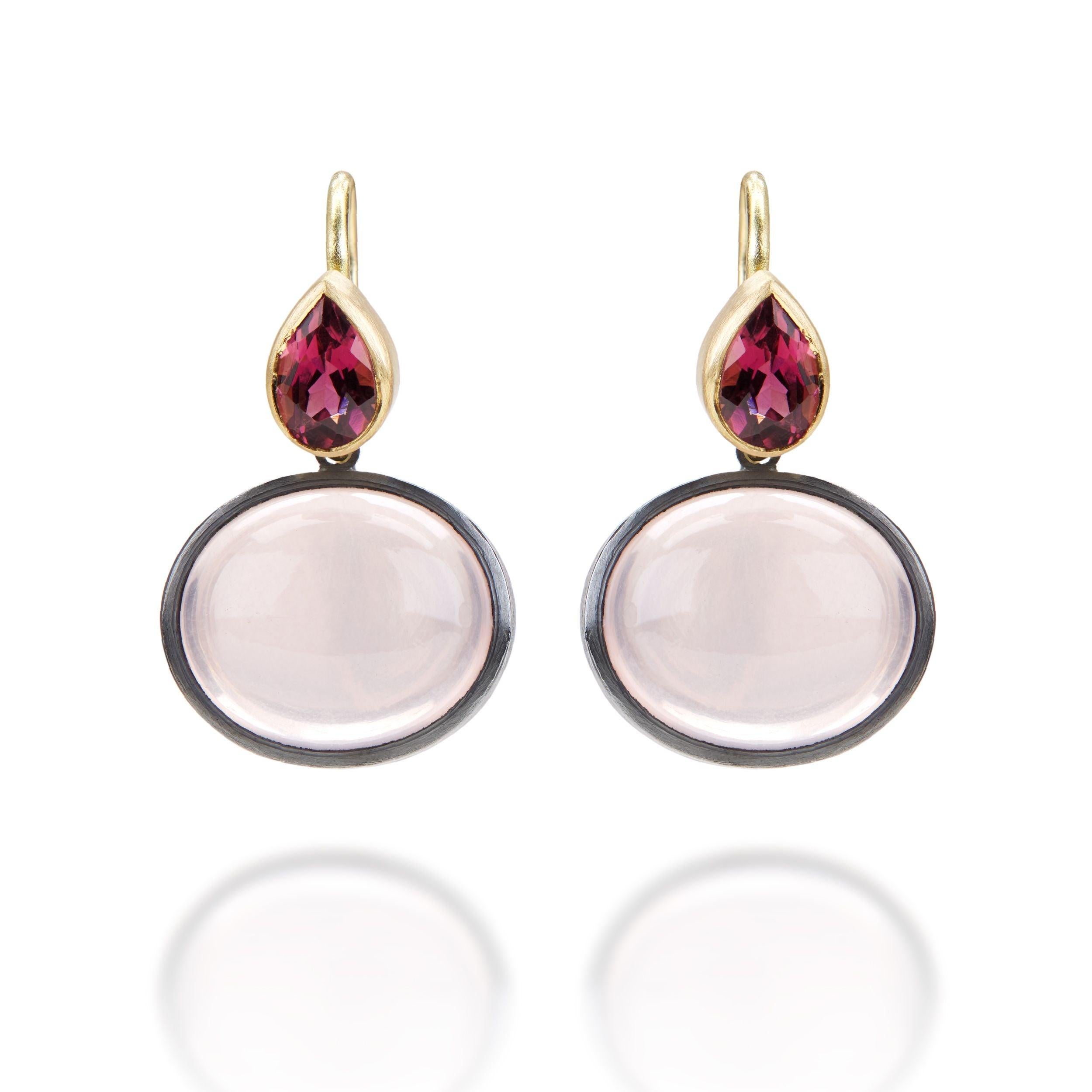 Contemporain Boucles d'oreilles en or 18 carats et argent sterling oxydé avec quartz rose et grenat rhodolite en vente