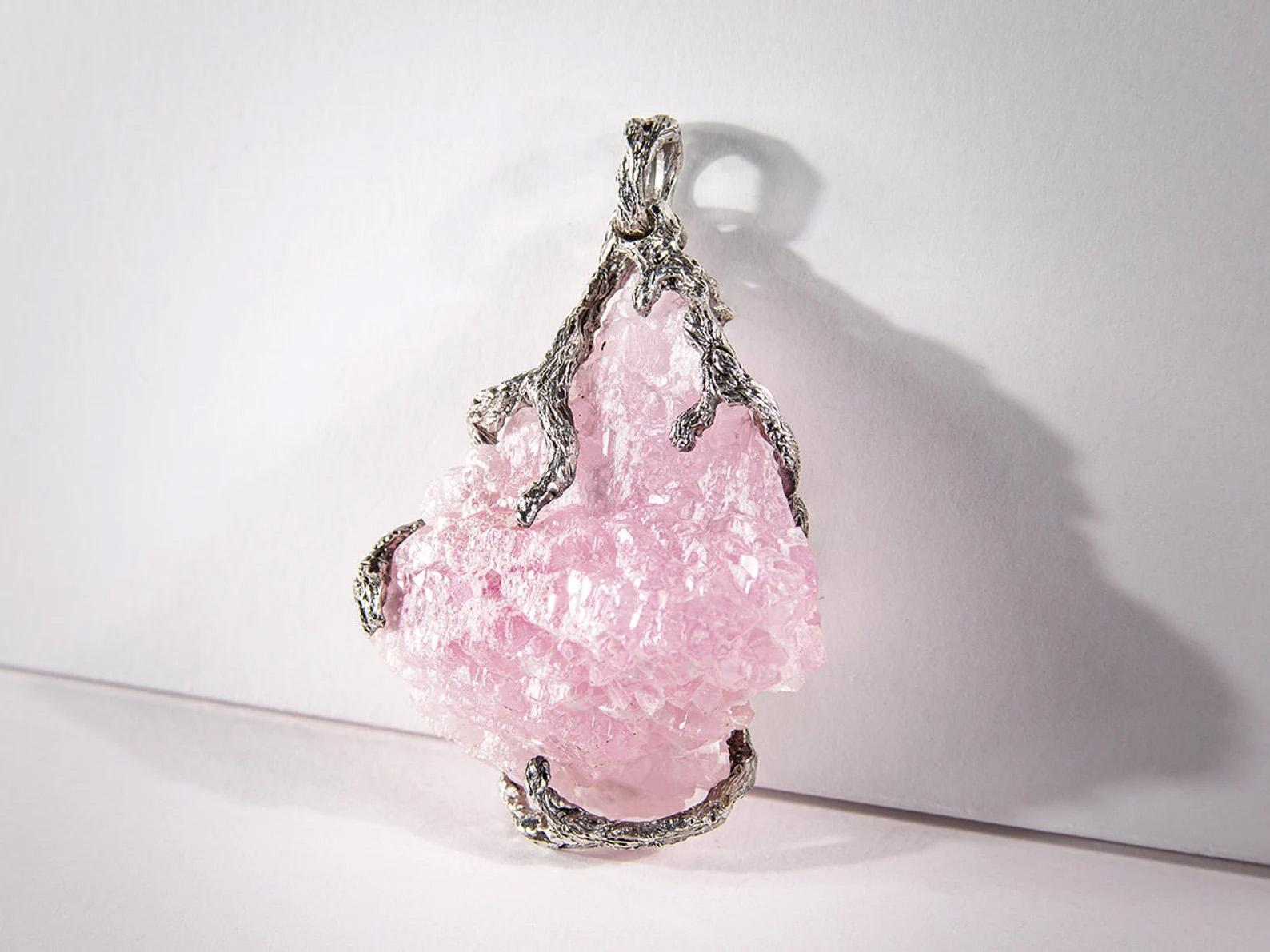 Artisan Pendentif en cristal et quartz rose, grande pierre précieuse brute naturelle du Brésil en vente