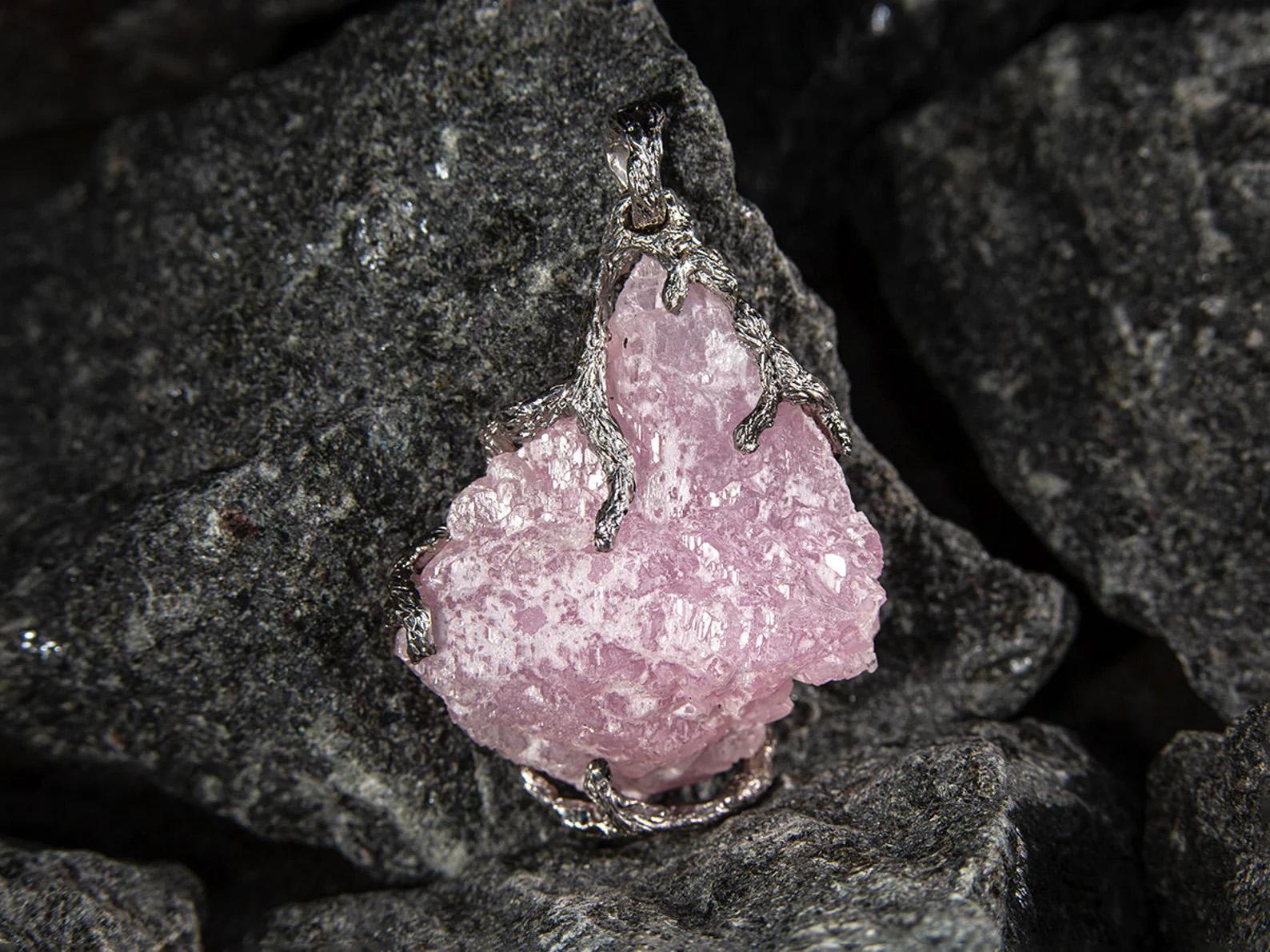 Rose Quarz-Kristall-Silber-Anhänger Großer natürlicher brasilianischer Rohstein (Ungeschliffen) im Angebot