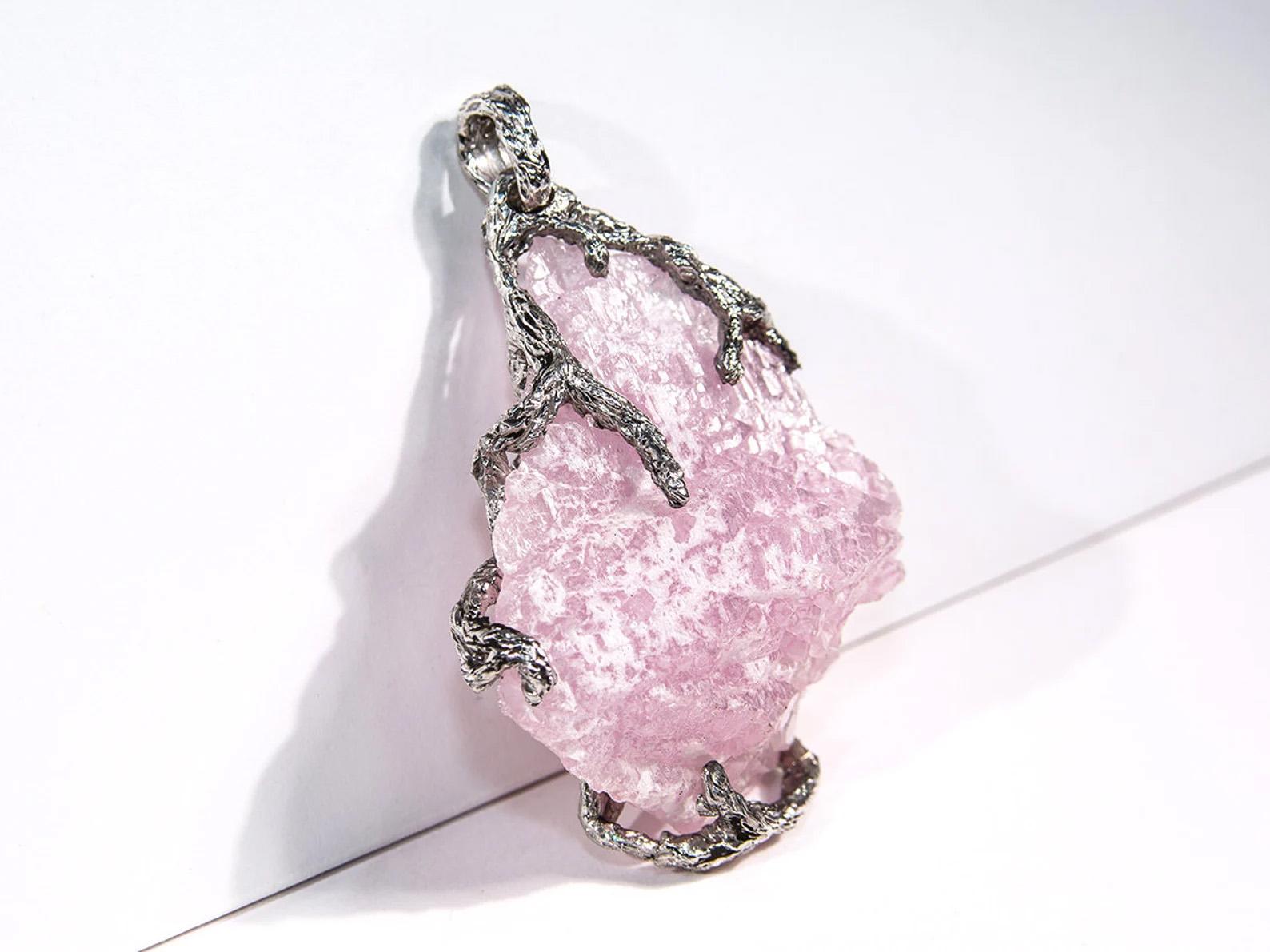 Pendentif en cristal et quartz rose, grande pierre précieuse brute naturelle du Brésil en vente 2