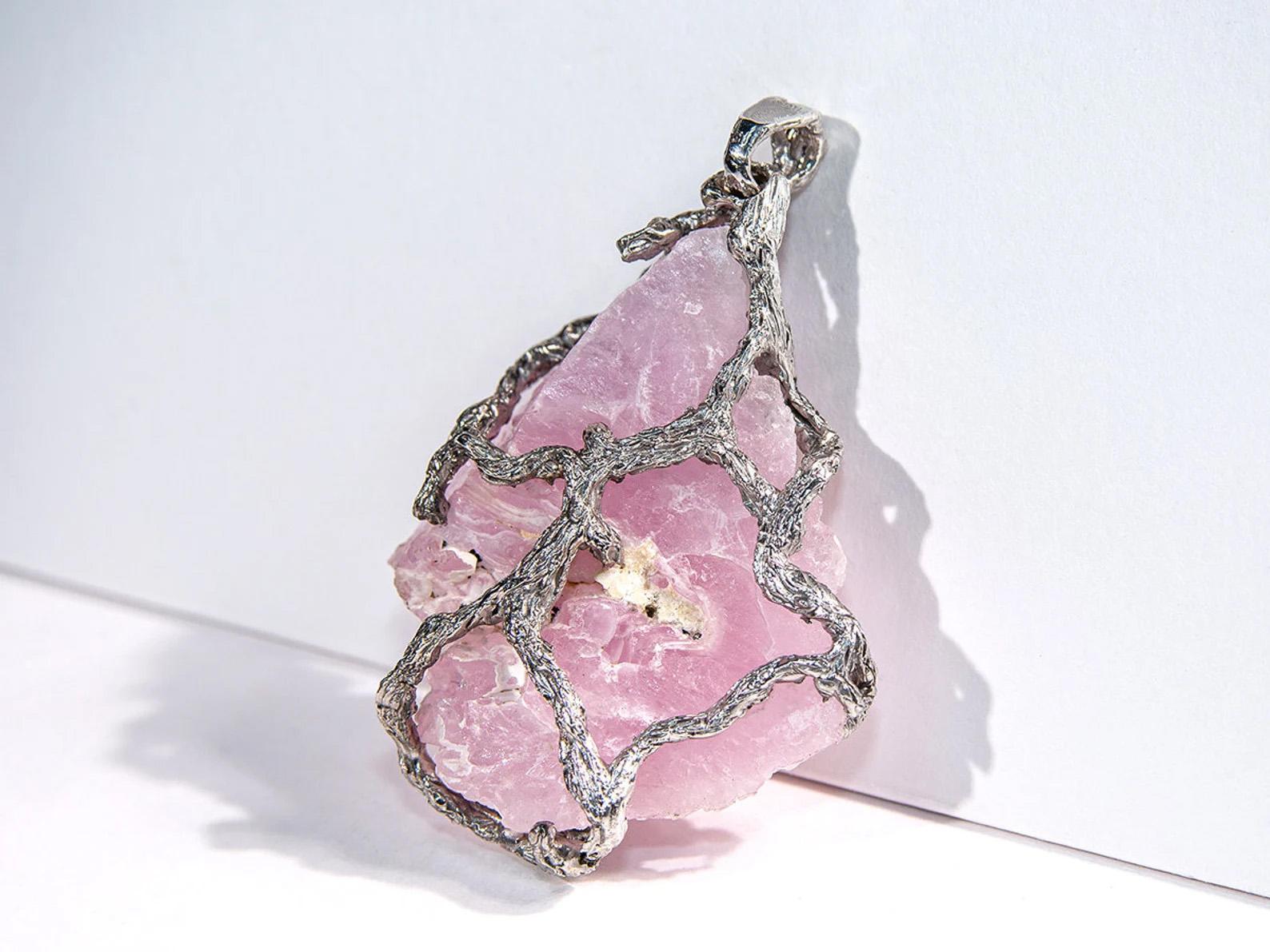 Pendentif en cristal et quartz rose, grande pierre précieuse brute naturelle du Brésil en vente 3