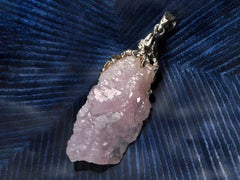 Ciondolo d'argento di cristallo di quarzo rosa rosa pallido, grezzo e non tagliato, gemma brasiliana