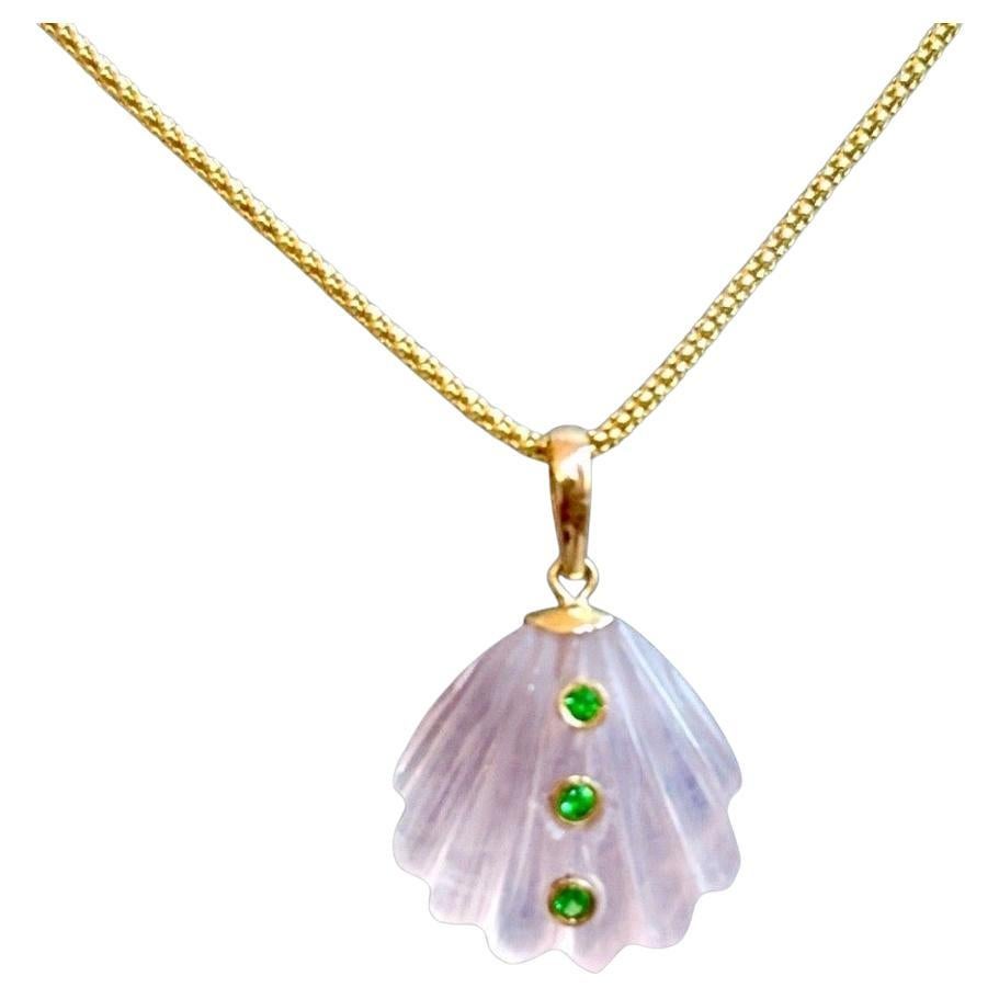 Collier en coquillage sculpté

Quartz rose, saphirs roses, diamant et or 14k

Coquille de quartz rose sculptée (18 mm de diamètre) avec trois saphirs roses, le tout serti d'or 14k.

La boucle en or 14k et diamants ajoute une touche spéciale au