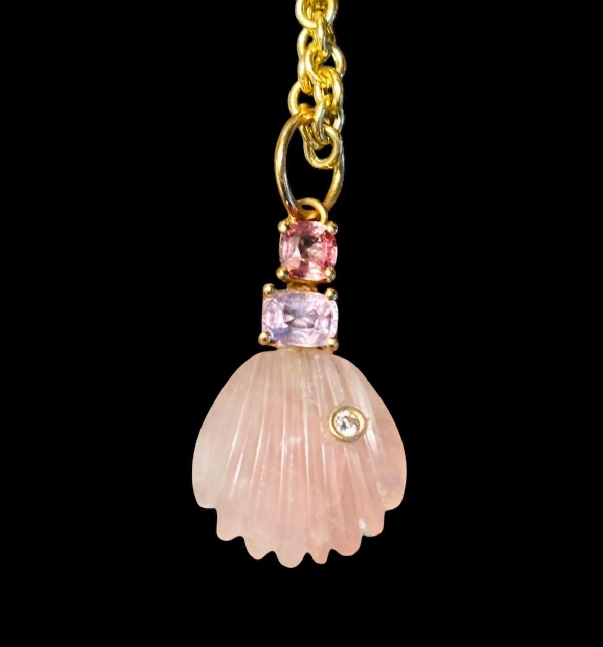 Pendentif en forme de coquillage en quartz rose

Quartz rose, diamant, tourmaline rose, spinelle rose, or 14k

La coquille de quartz rose sculptée mesure 15 mm de diamètre et est ornée d'un diamant blanc de 2 mm serti dans de l'or 14k.

Les pierres