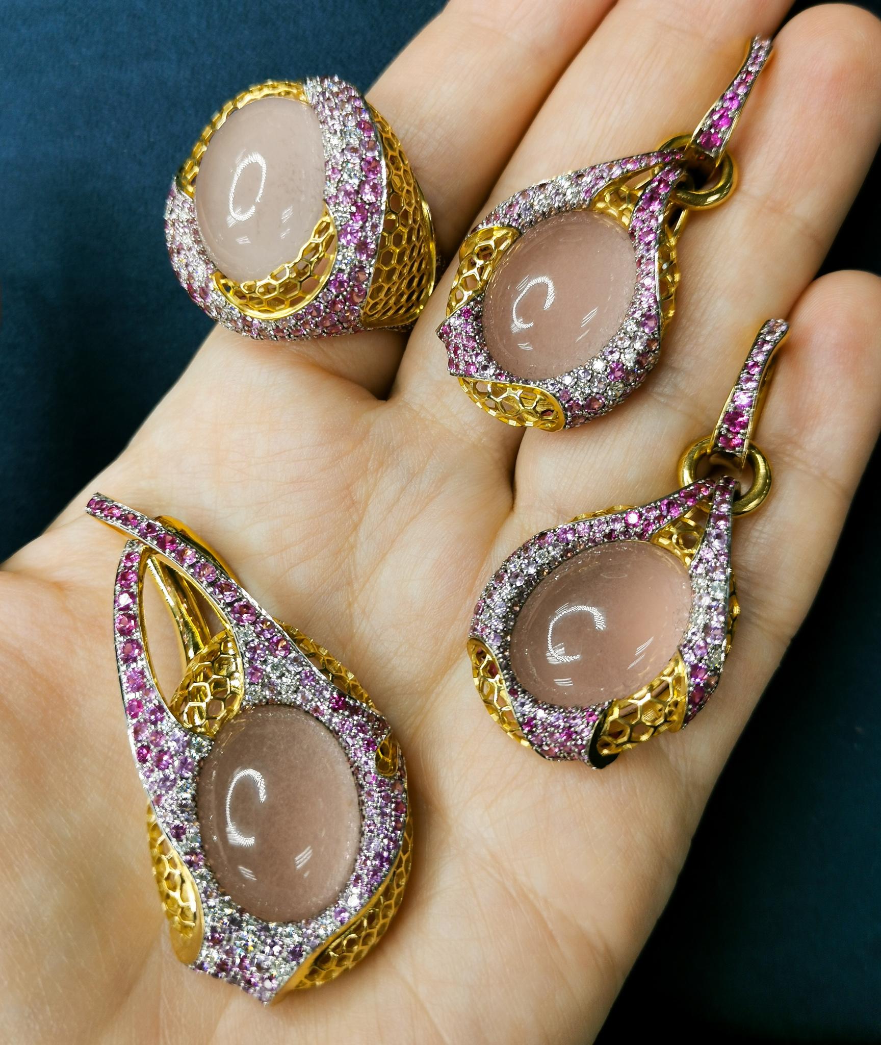 Rose Quartz Diamonds Pink Sapphires 18 Karat Yellow Gold Suite
What kind of patterns has not been created by nature. Honeycomb is one of them. Take a look at our 18 Karat Yellow Gold Suite from the New Age collection, it perfectly follows the