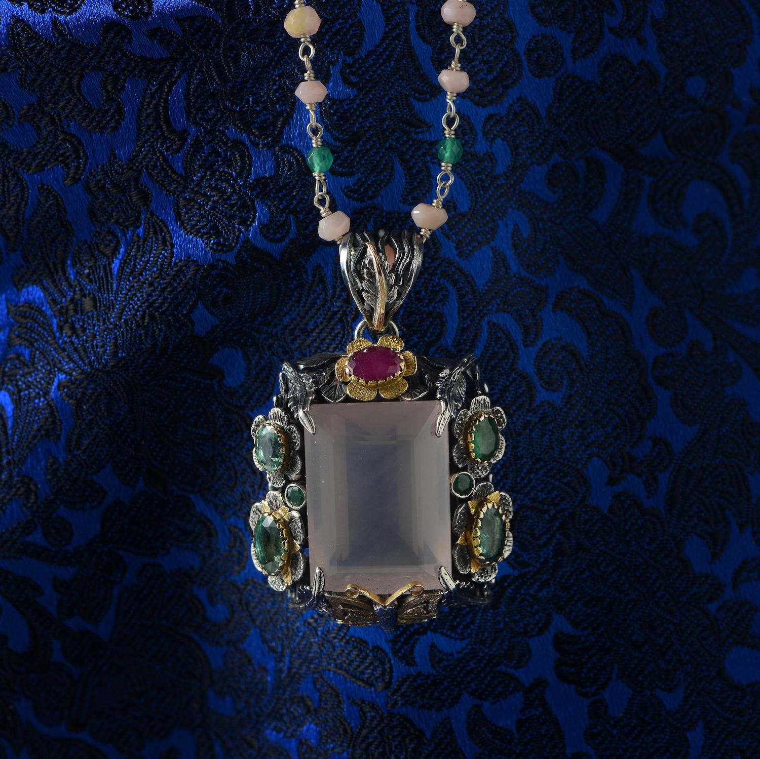 Taille émeraude Pendentif fantaisie en quartz rose, émeraude et rubis en vente