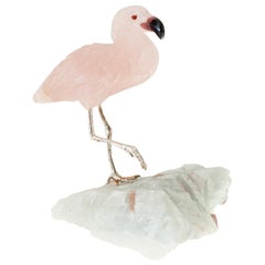 Rosenquarz-Flamingo auf einer Aquamarin-Mineralien-Probenbasis