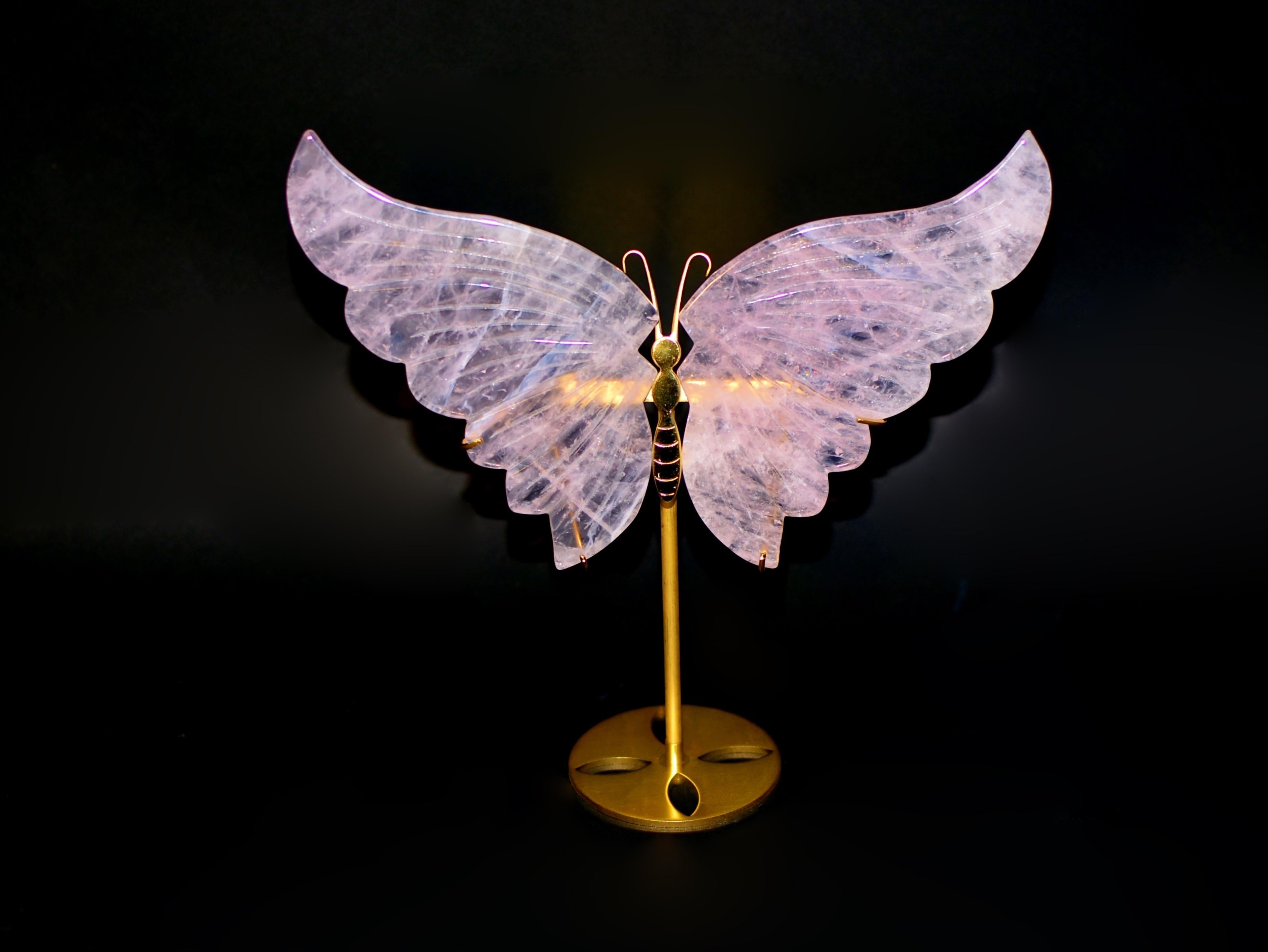 Erfreuen Sie sich an der ätherischen Schönheit einer atemberaubenden Skulptur - einem Rosenquarz-Schmetterling, der mit akribischer Kunstfertigkeit hergestellt wurde. Die aus feinstem, naturbelassenem Madagaskar-Rosenquarz geschnitzten Flügel zeugen