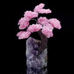 Rosenquarz-Edelsteinbaum auf Amethyst-Cluster-Sockel
