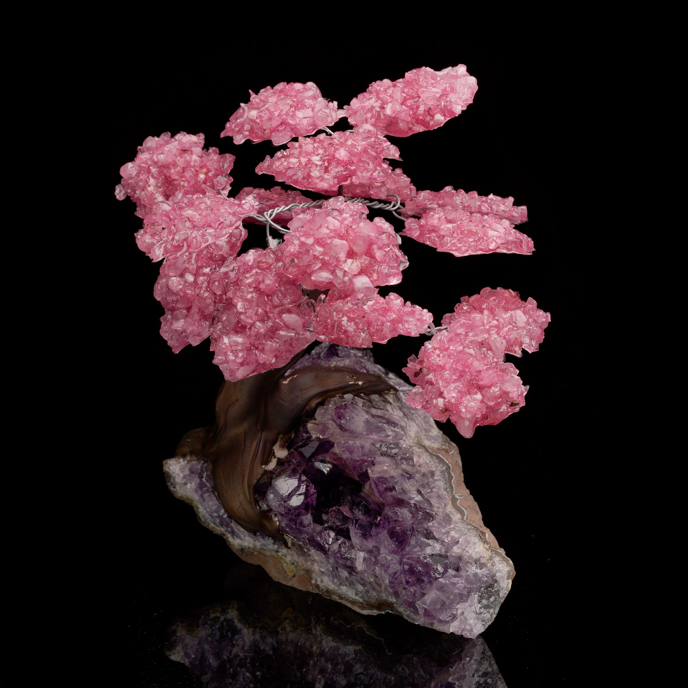 Rosenquarz-Edelsteinbaum auf Amethyst-Cluster-Sockel im Zustand „Neu“ im Angebot in New York, NY