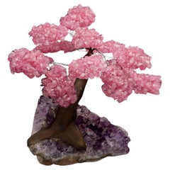 Rosenquarz-Edelsteinbaum auf Amethyst-Cluster-Sockel