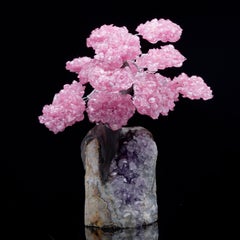 Rosenquarz-Edelsteinbaum auf Amethyst-Cluster-Sockel