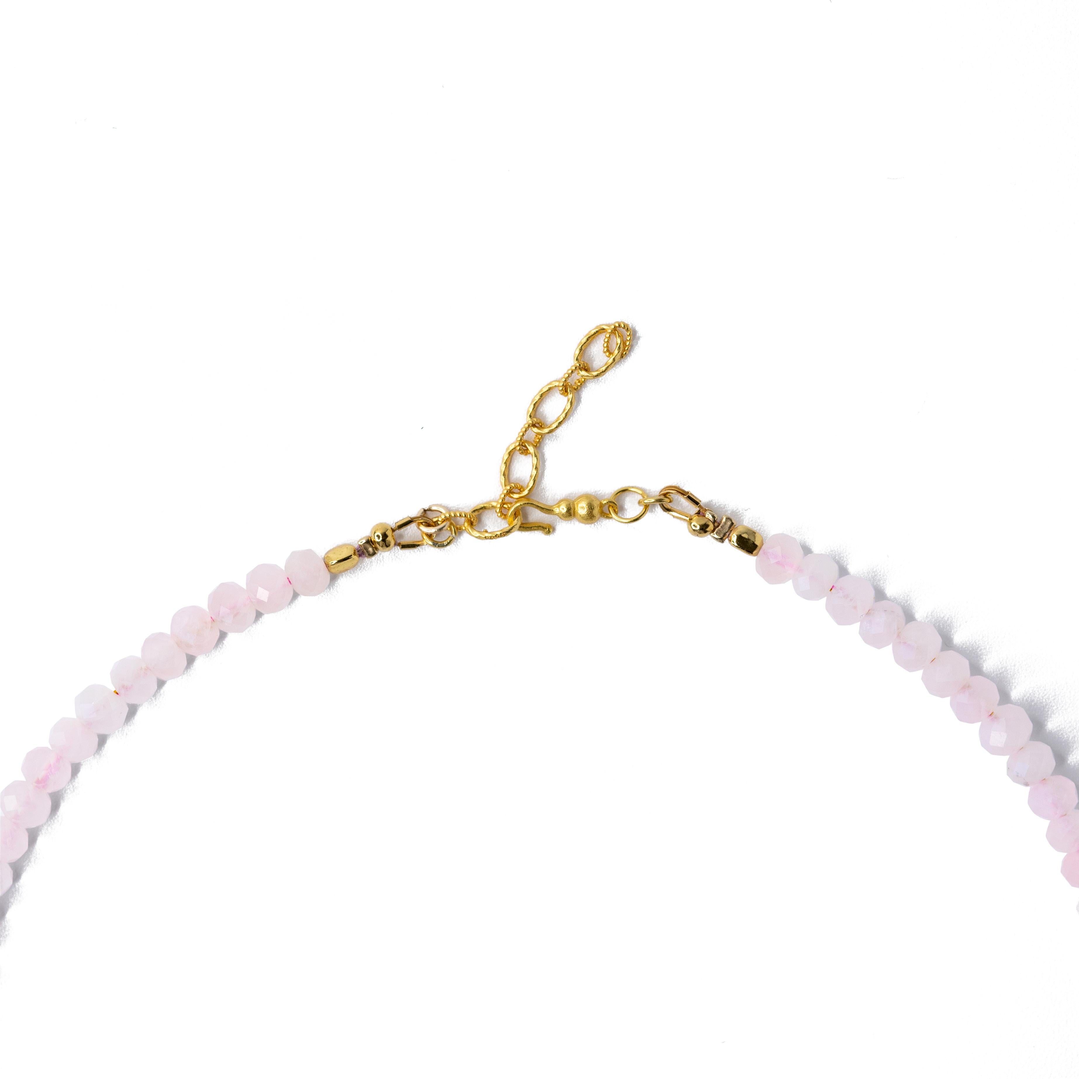 Schmücken Sie Ihr Dekolleté mit dieser atemberaubenden, handgefertigten Halskette mit Goldperlen aus Rosenquarz. Ihr einzigartiges Perlendesign verleiht Ihrem Outfit einen Hauch von Eleganz und macht sie zu einem perfekten Accessoire für jede