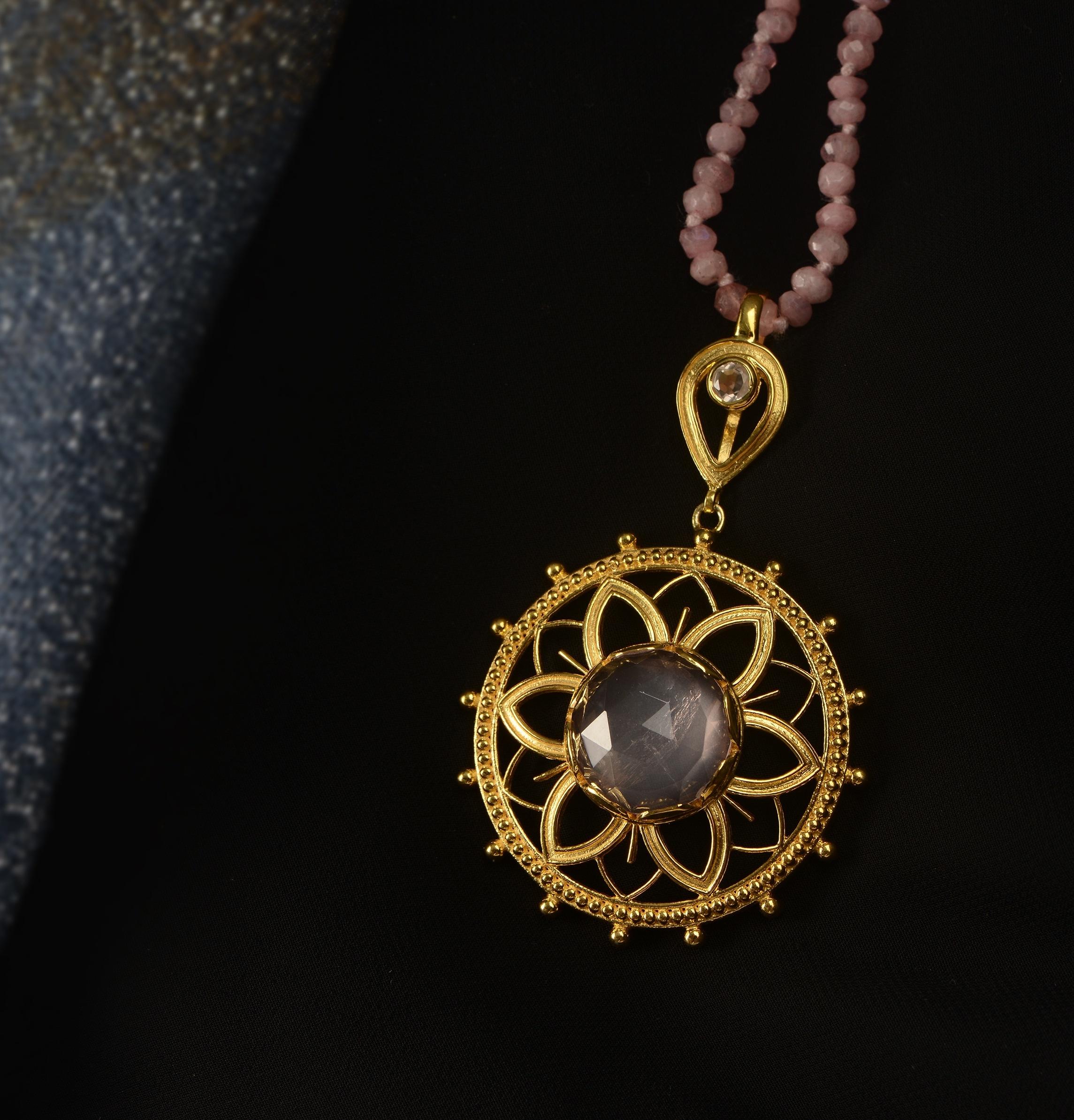 Artigiano Ciondolo con placca d'oro in quarzo rosa in vendita