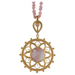 Colgante con placa de oro de cuarzo rosa