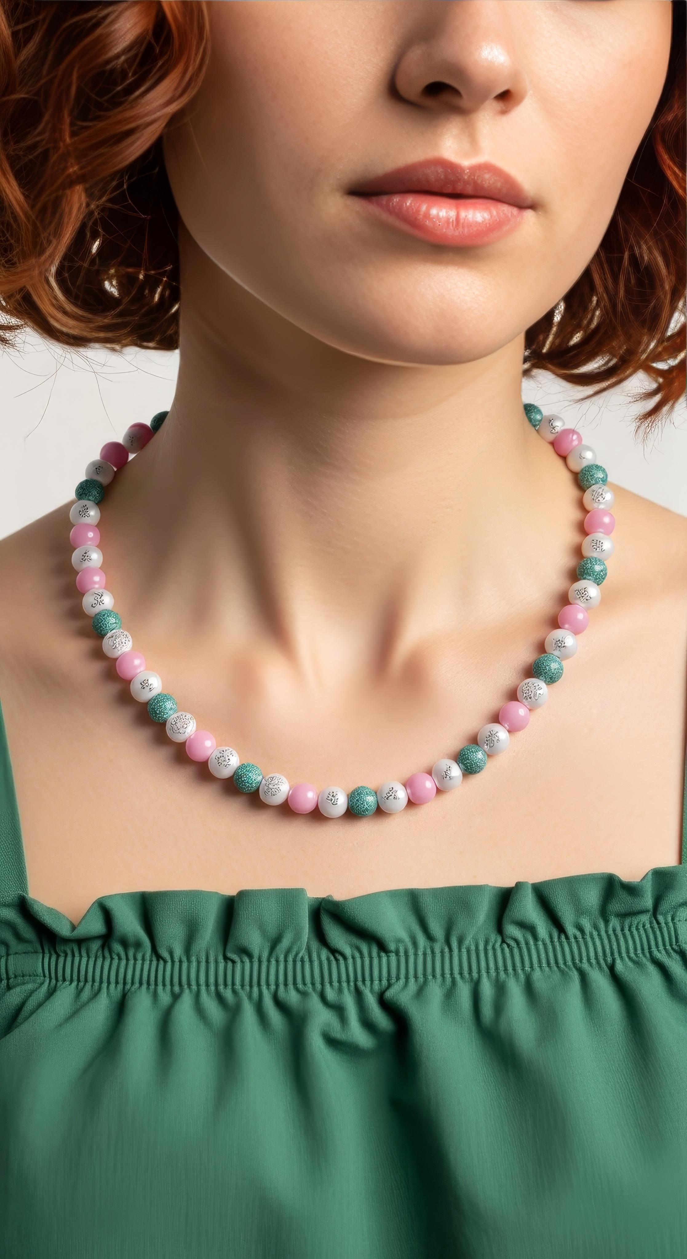 Descubre este sereno collar de cuentas de Cuarzo Rosa, Howlita y Amazonita, una mezcla perfecta de piedras preciosas calmantes y artesanía de lujo de nlanlaVictory. 

Hecho a mano con precisión, este nuevo collar incluye cuentas de 10 mm de Cuarzo