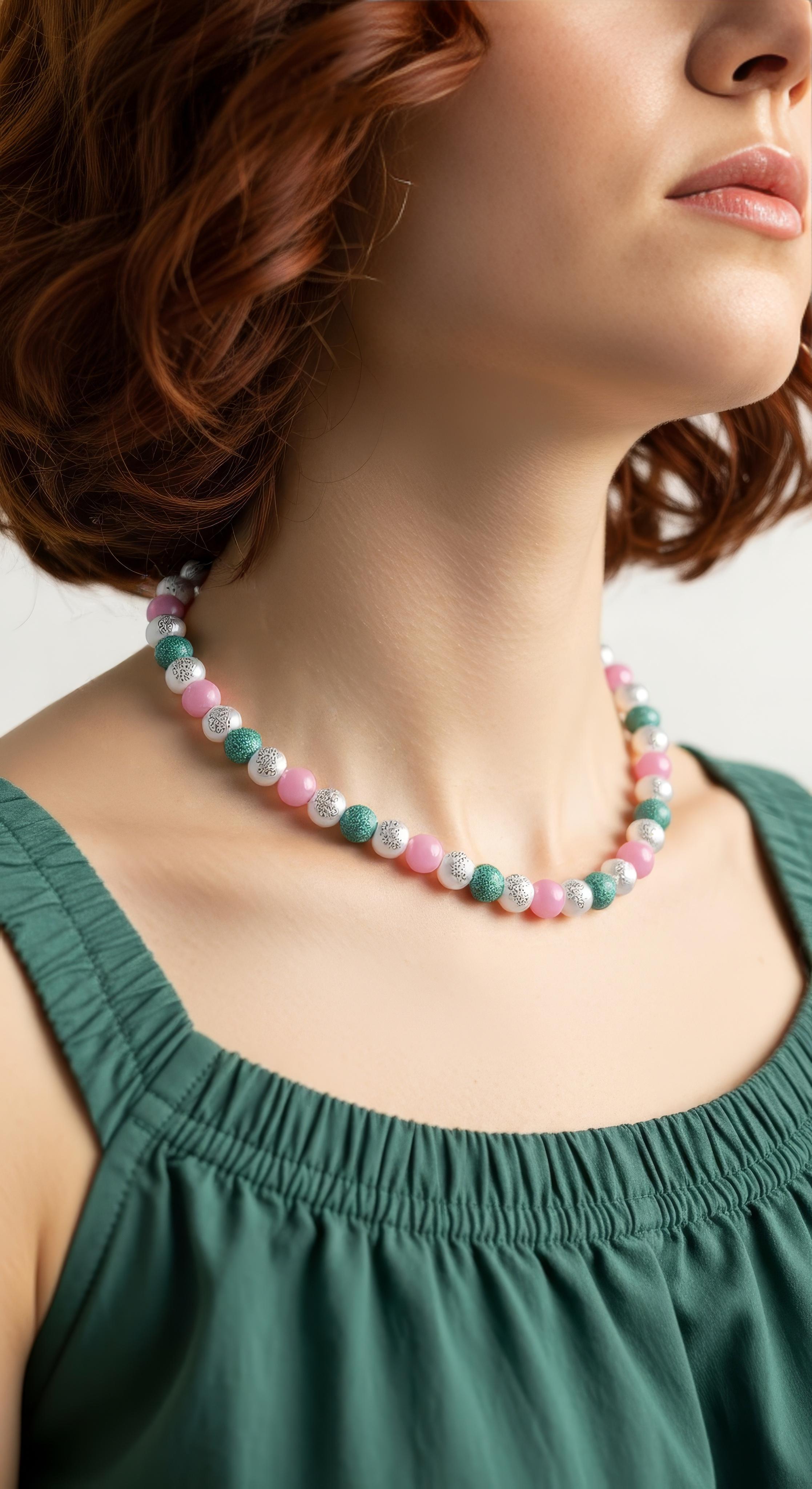 Collar de Cuentas de Cuarzo Rosa, Howlita y Amazonita con Cierre de Oro de 14k en Nuevo estado para la venta en London, GB