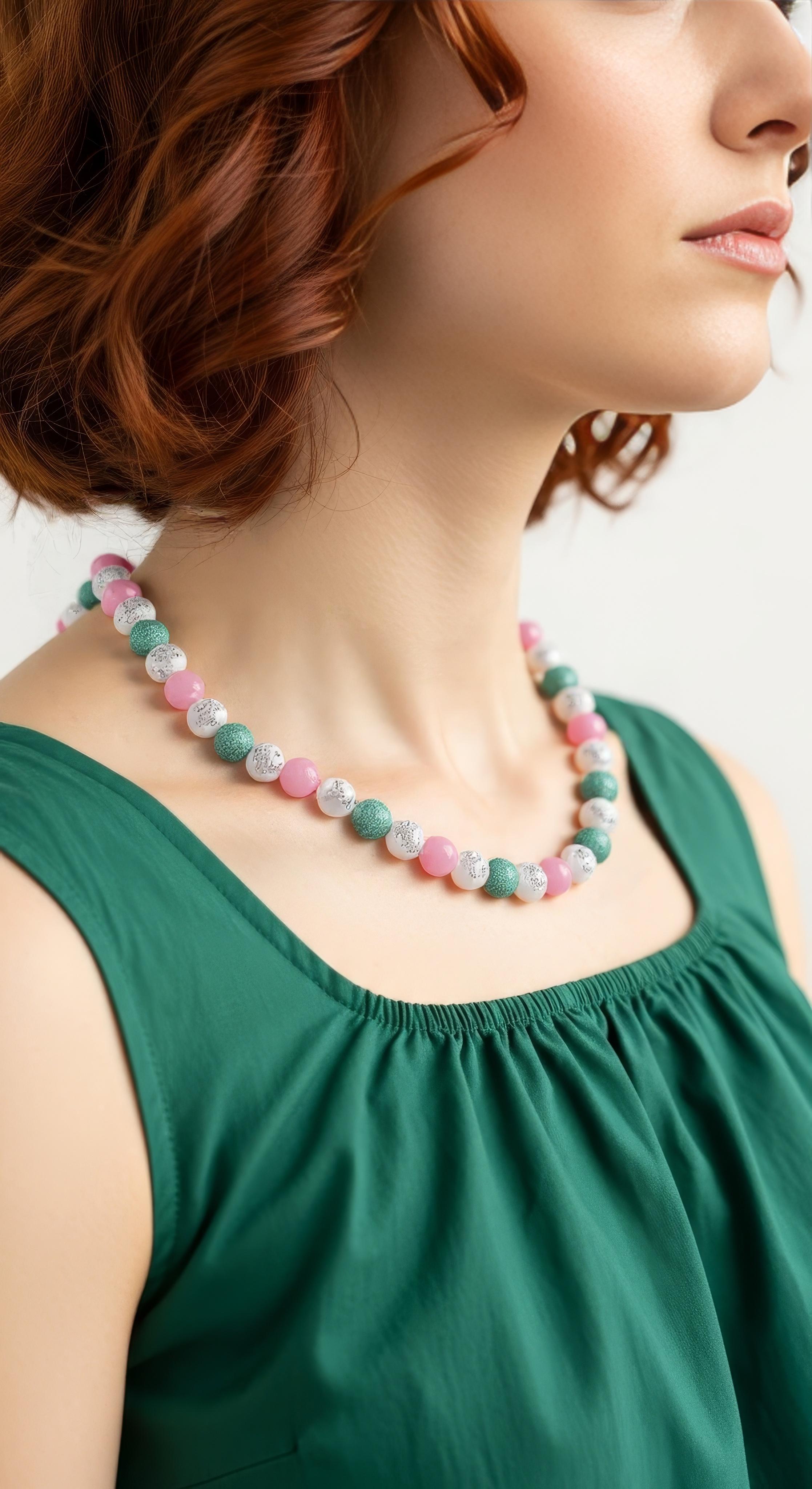 Collar de Cuentas de Cuarzo Rosa, Howlita y Amazonita con Cierre de Oro de 14k en venta 1