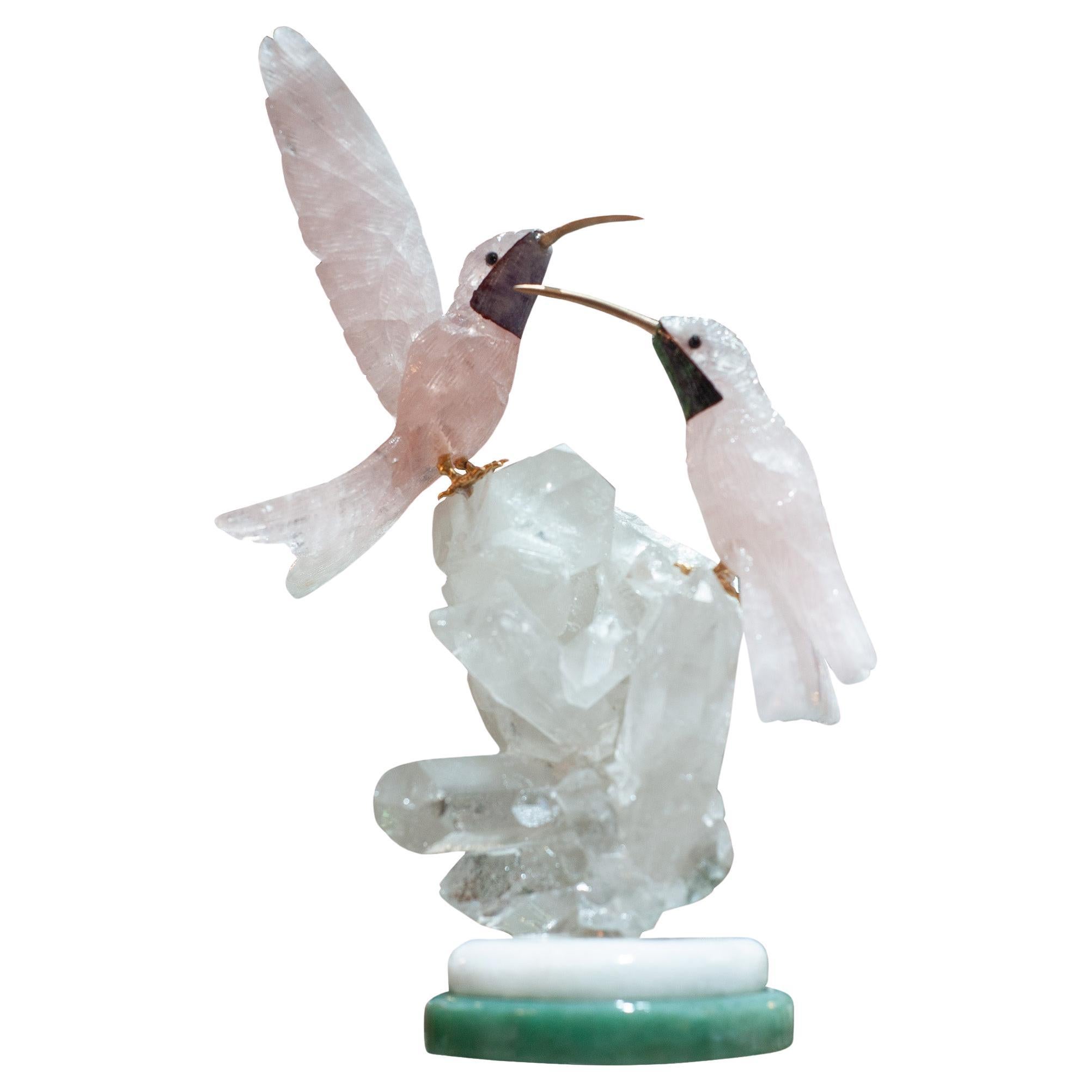 Paar Hummingbird-Skulpturen aus Rosenquarz auf Bergkristall- und Marmor- Mineralsockel im Angebot