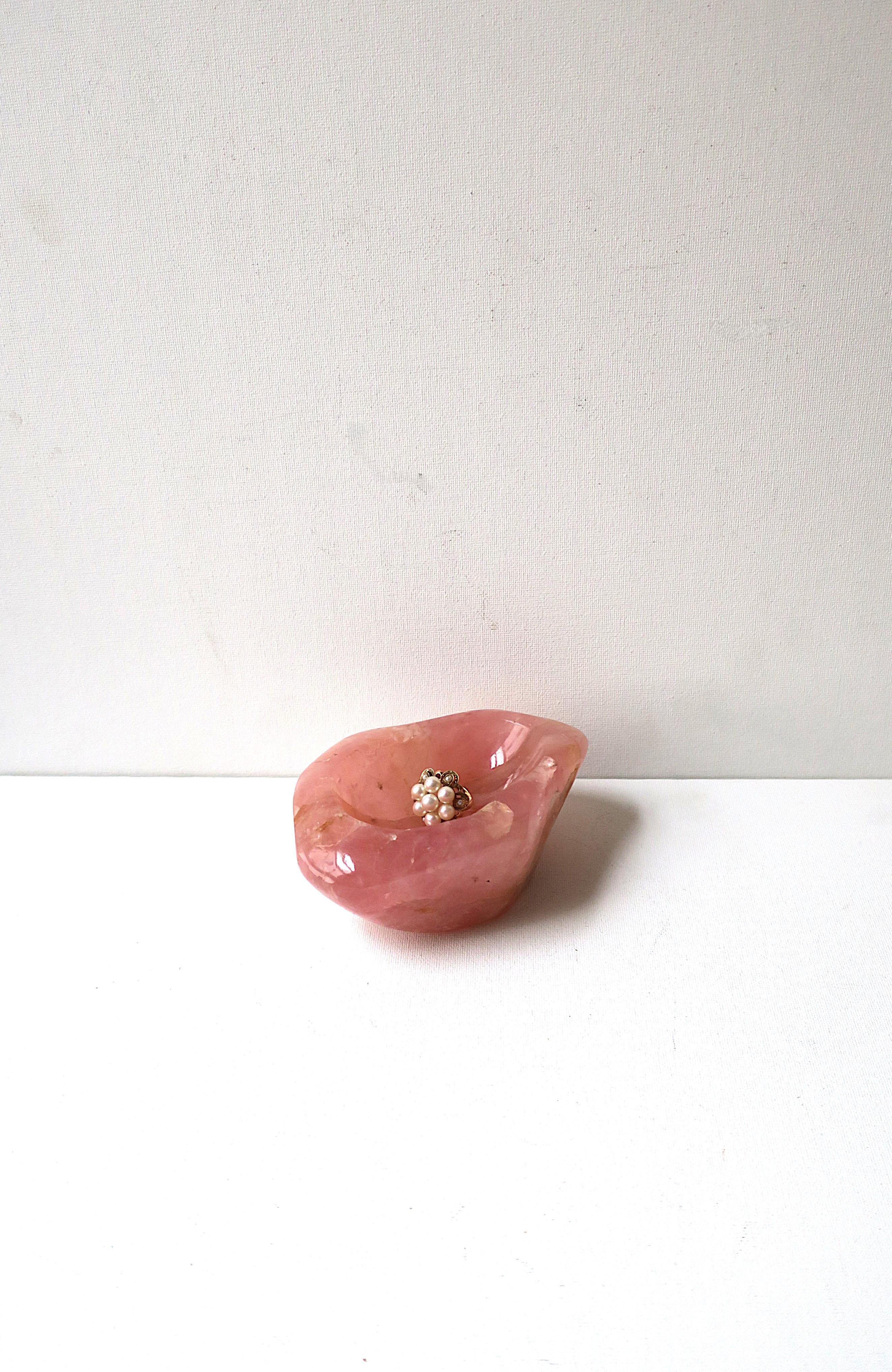 Rose Quartz Jewelry Dish In Good Condition For Sale In New York, NY
