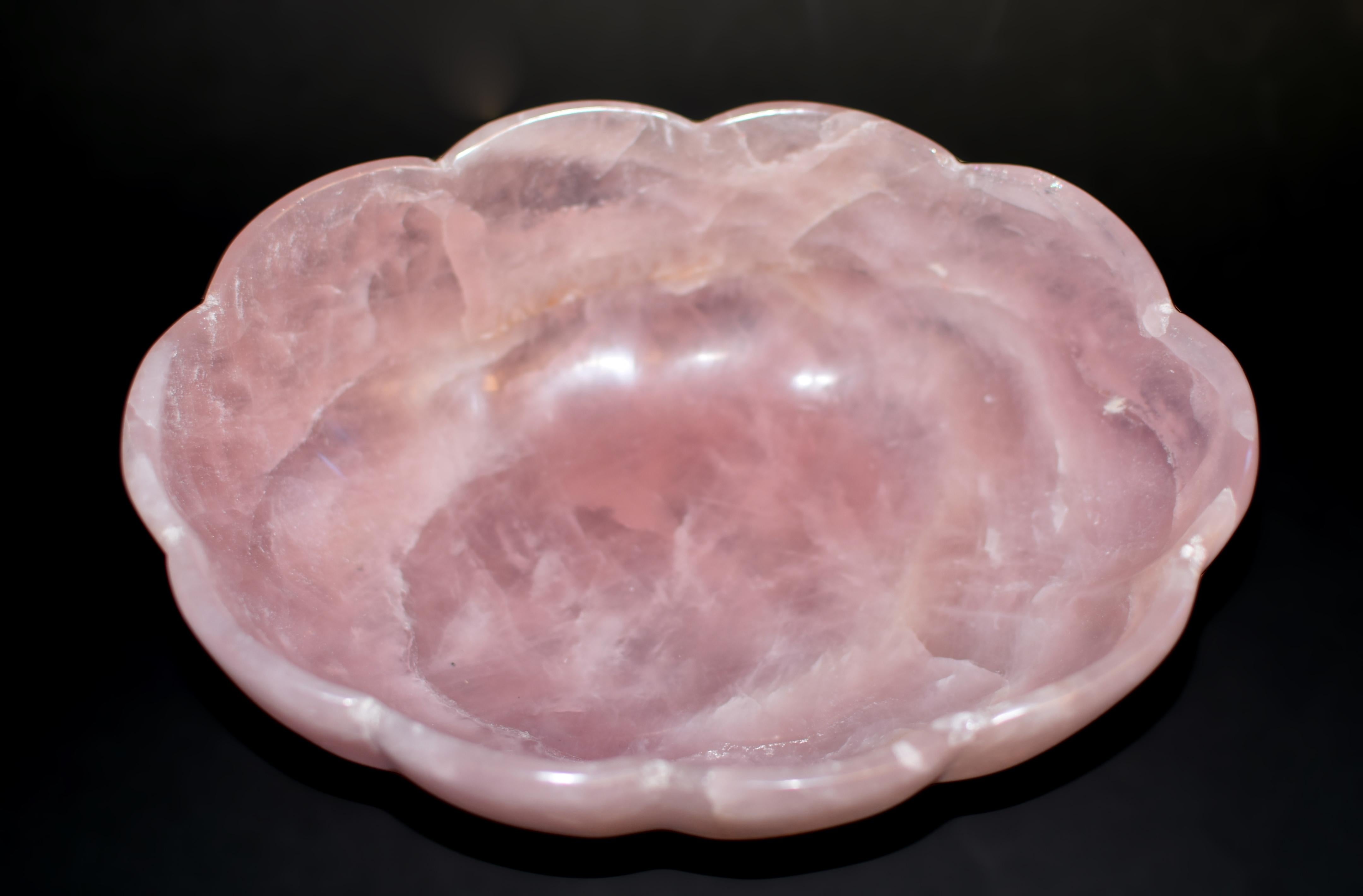 Ce bol exceptionnellement grand, fabriqué à la main, est une œuvre d'art époustouflante, sculptée dans un seul morceau massif du quartz rose le plus fin de Madagascar. De forme ovale allongée sur un pied solide, avec des bords festonnés et un corps