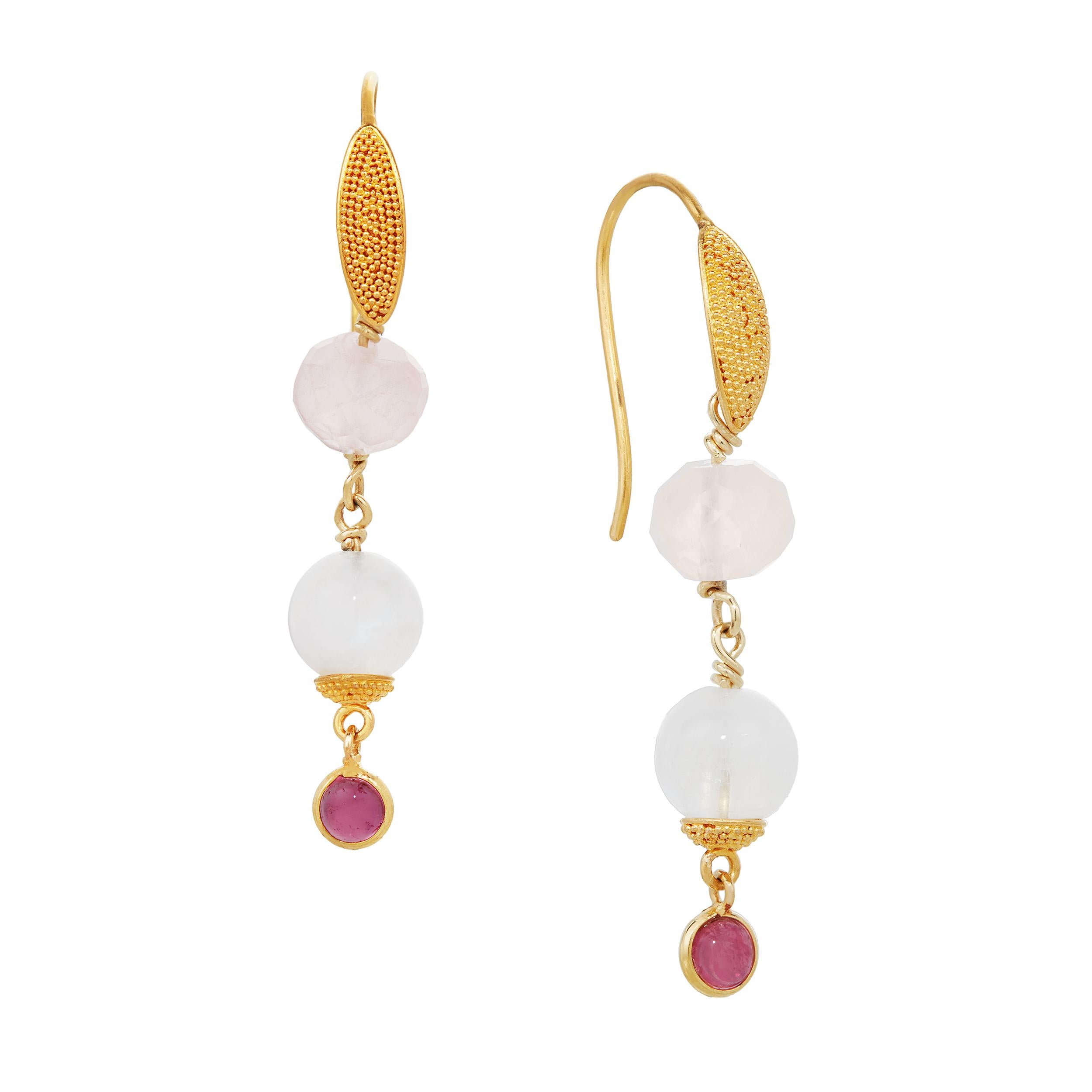 Belle tonalité chaude avec des sommets granulés de 18 Karat.

Détails des boucles d'oreilles

Quartz rose à facettes
Pierre de lune incandescente
Cabochon de tourmaline rose

Longueur :  1 1/2