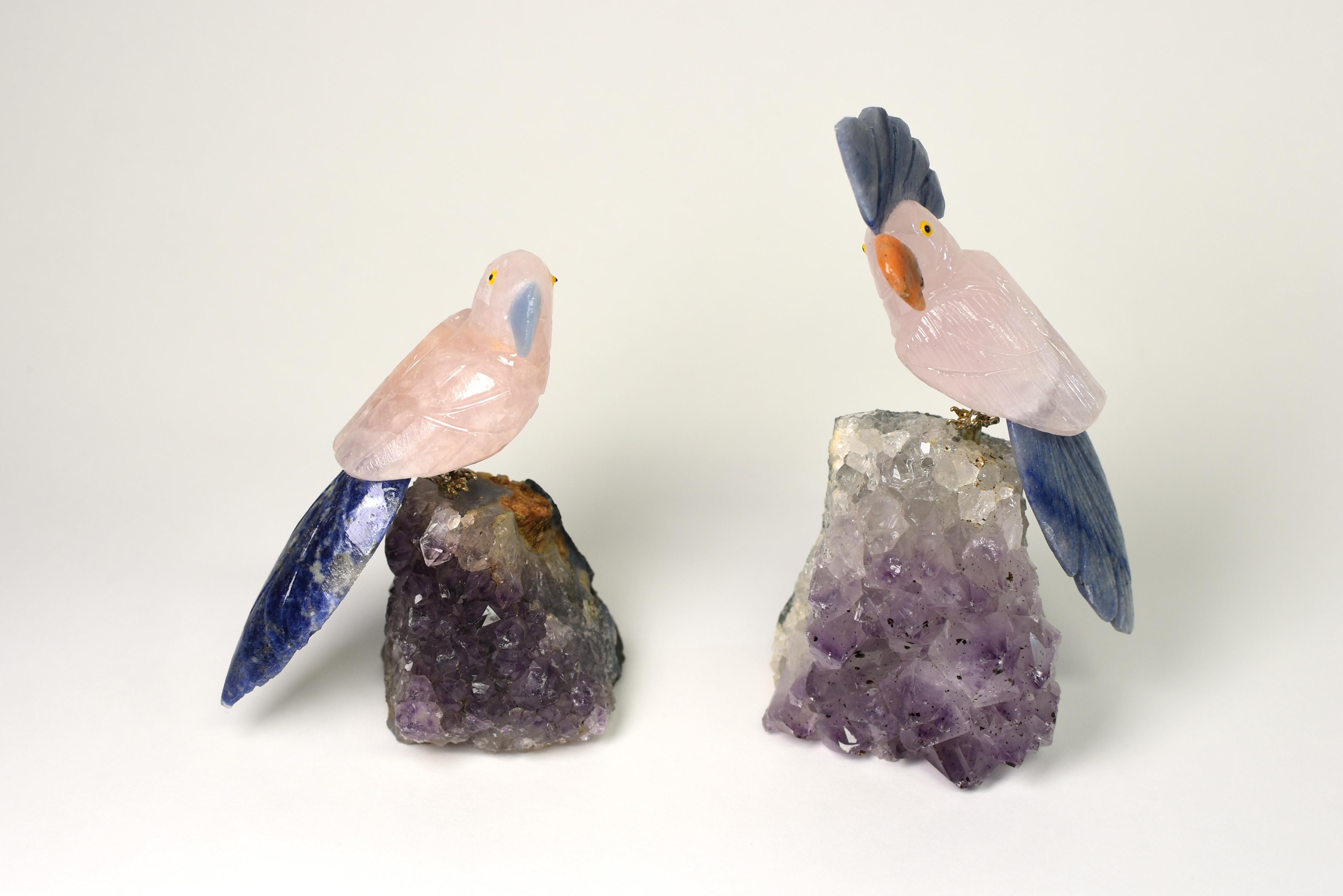 Perroquets de quartz rose, oiseaux en cristal sur améthyste en vente 3