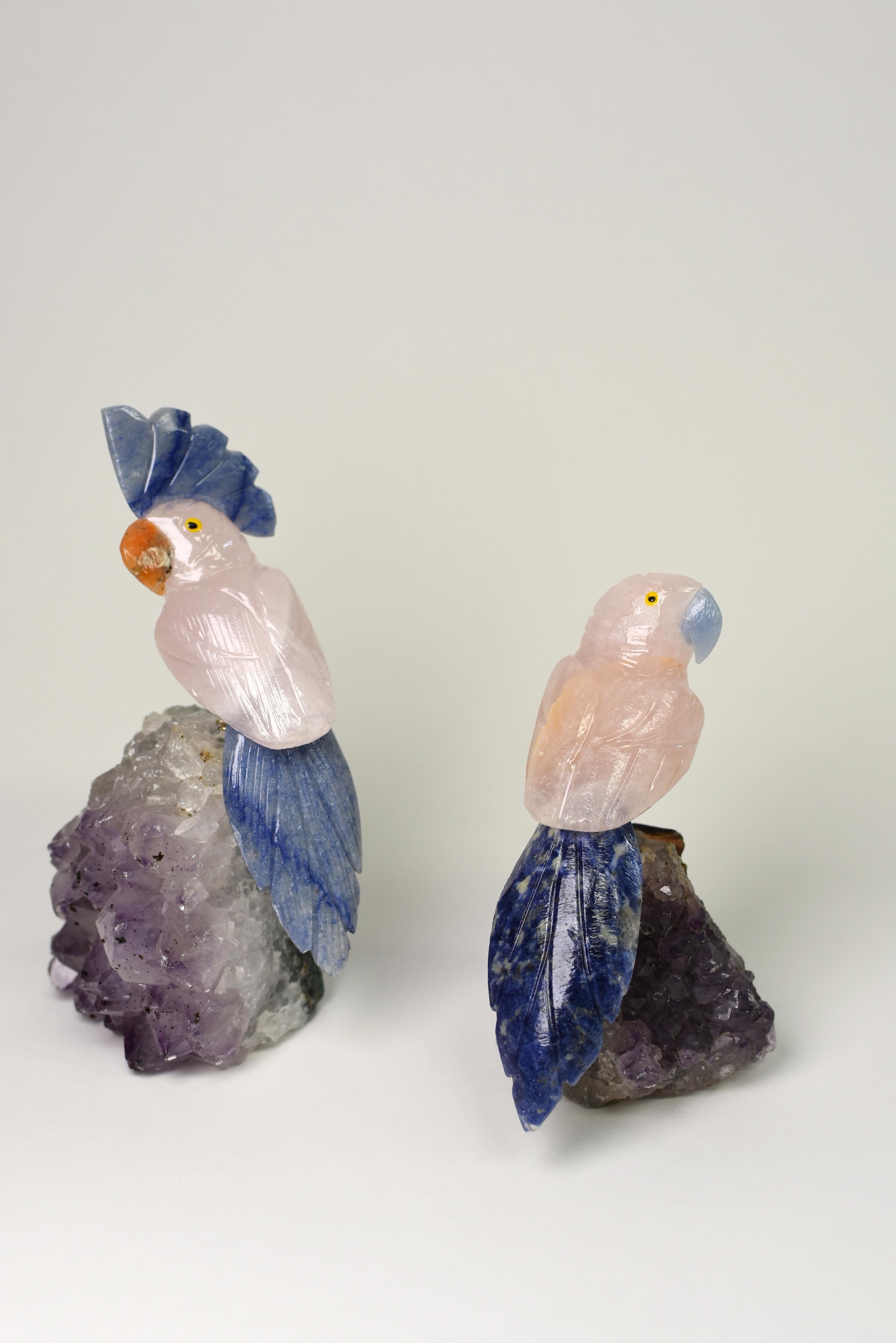 Perroquets de quartz rose, oiseaux en cristal sur améthyste en vente 4